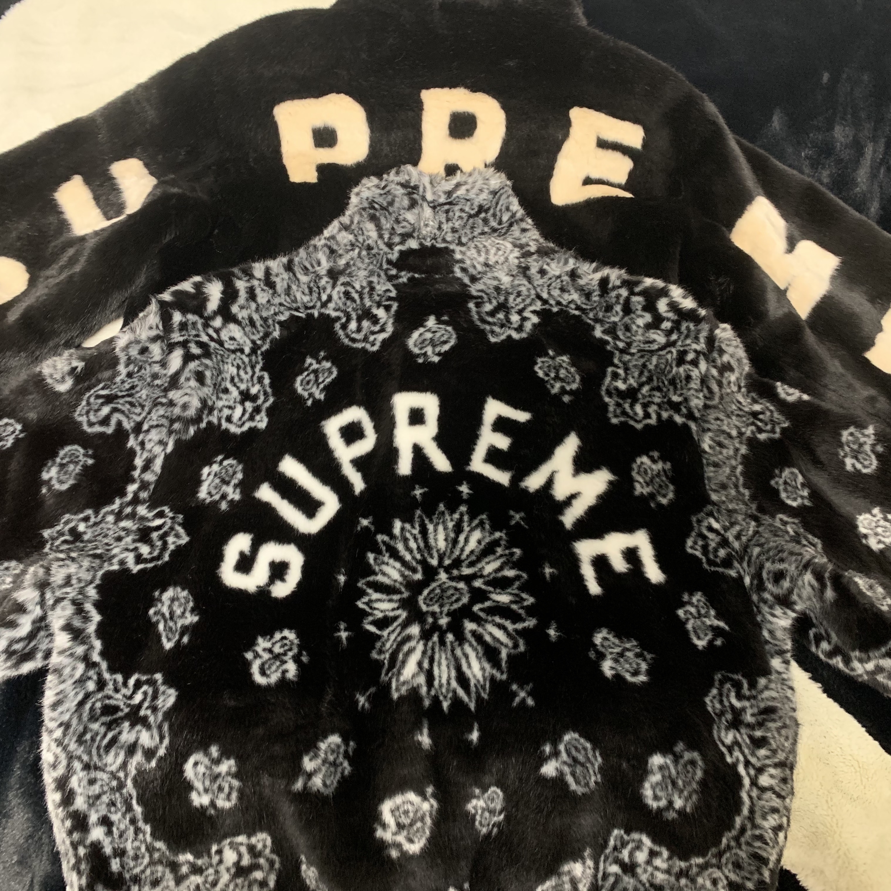 Supreme Bandana Faux Fur Bomber Jacket Black - 21SS 착용 스타일