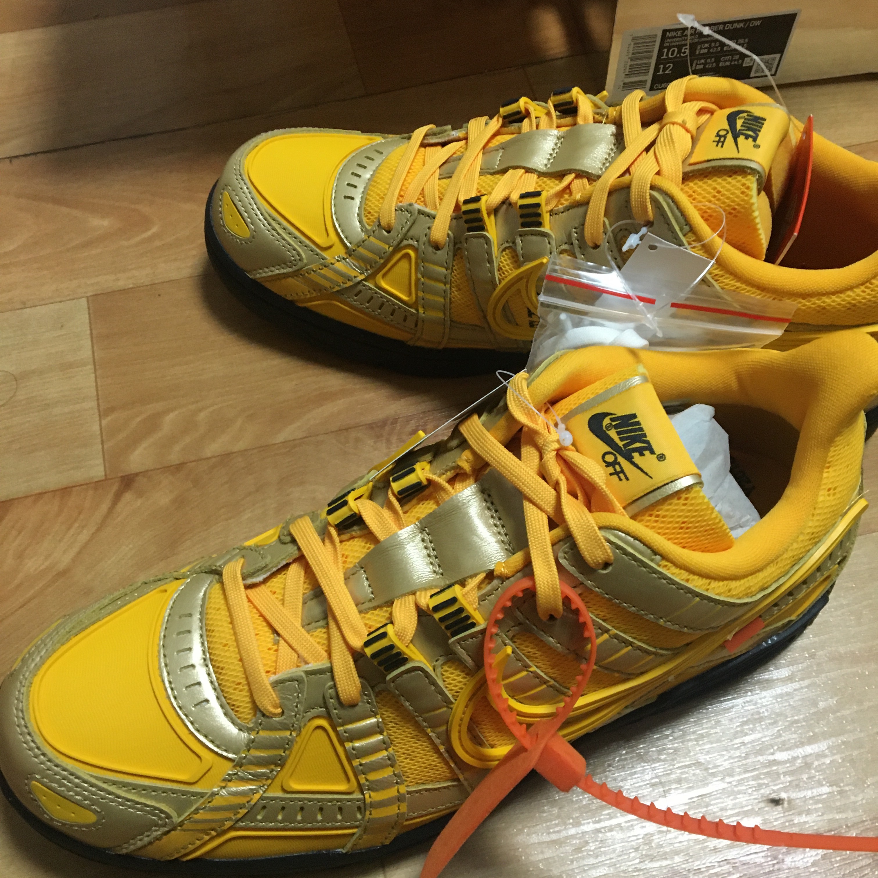 Nike x Off-White Air Rubber Dunk University Gold 착용 스타일