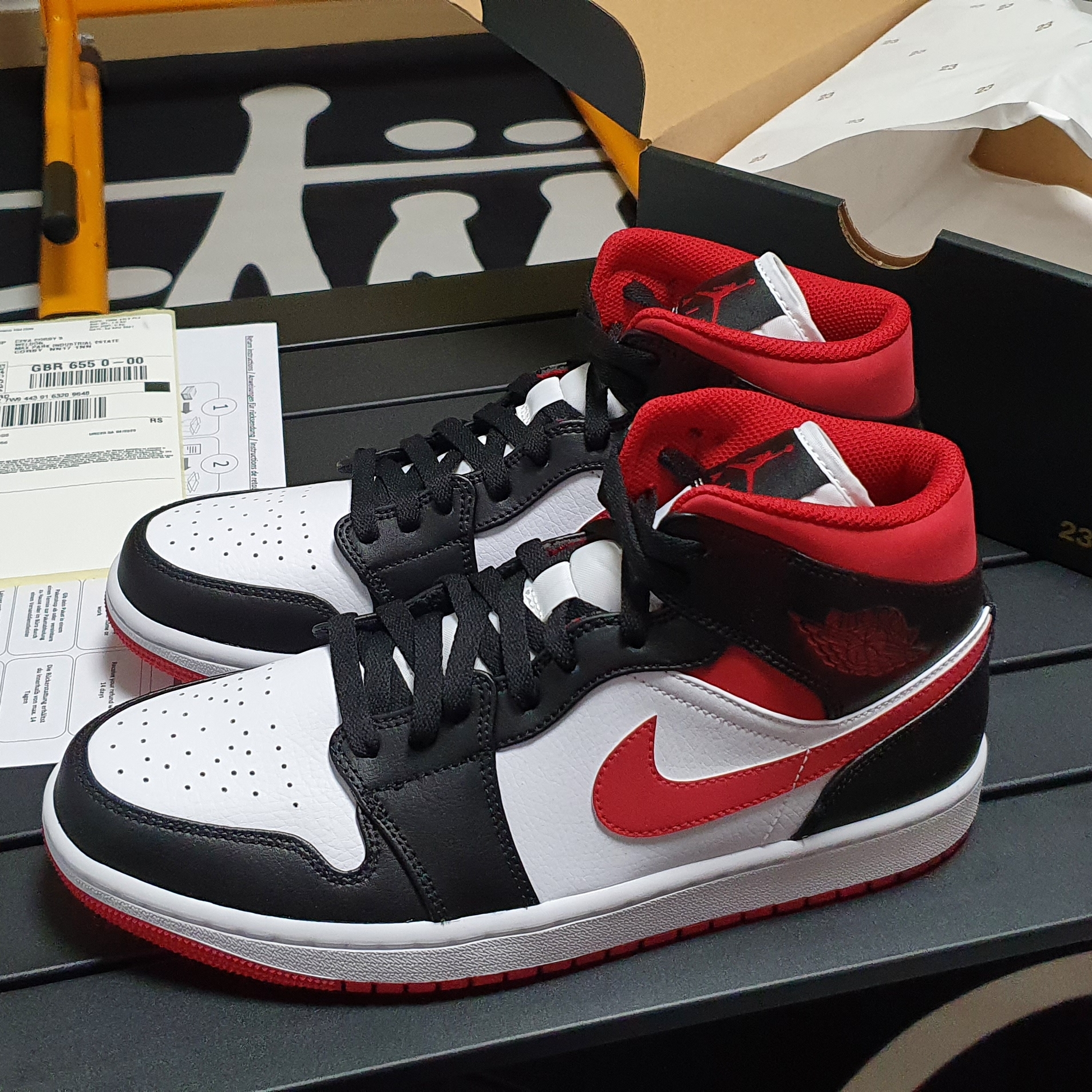Jordan 1 Mid Gym Red Black White 착용 스타일