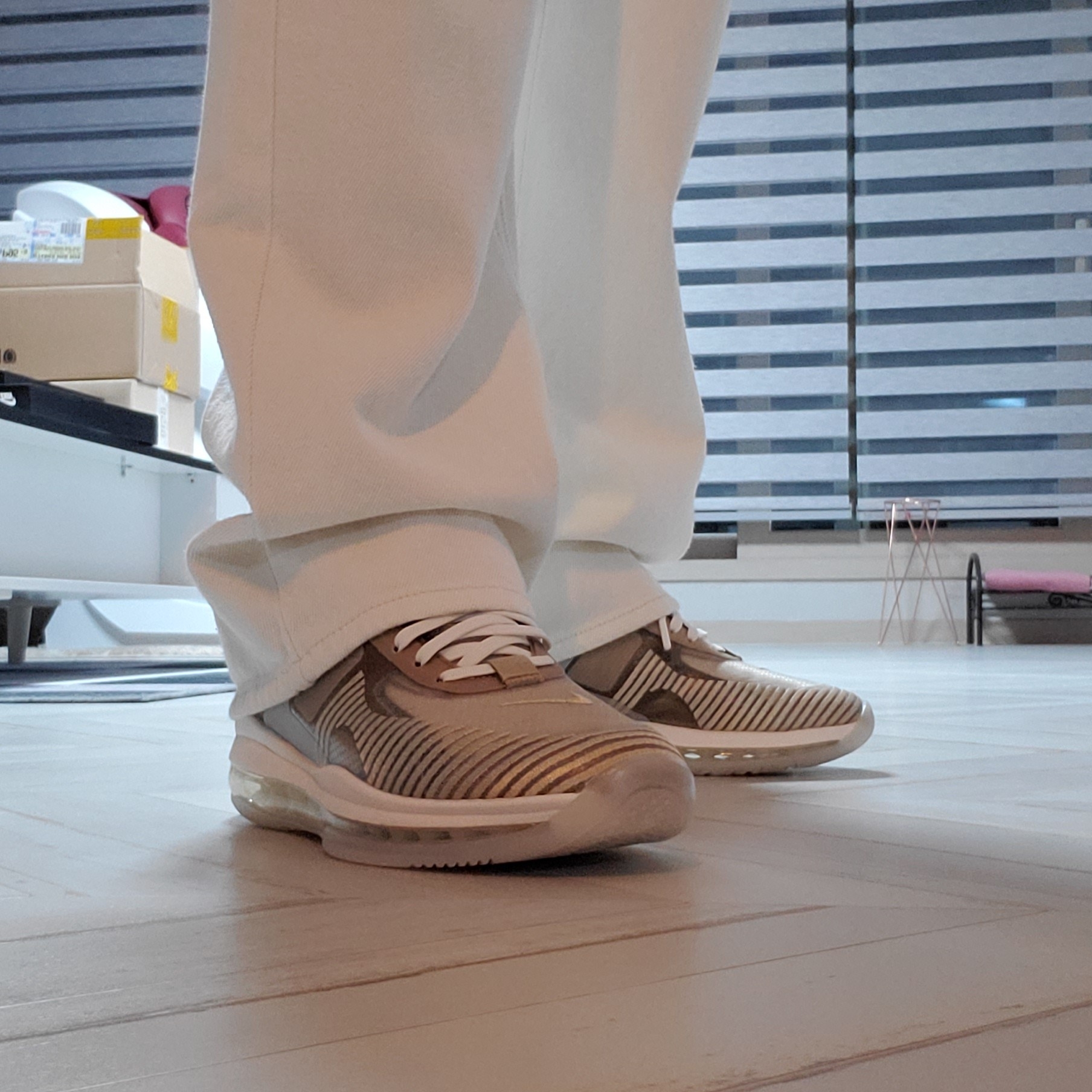 Nike x John Elliott LeBron QS Icon Parachute Beige 착용 스타일 - 3
