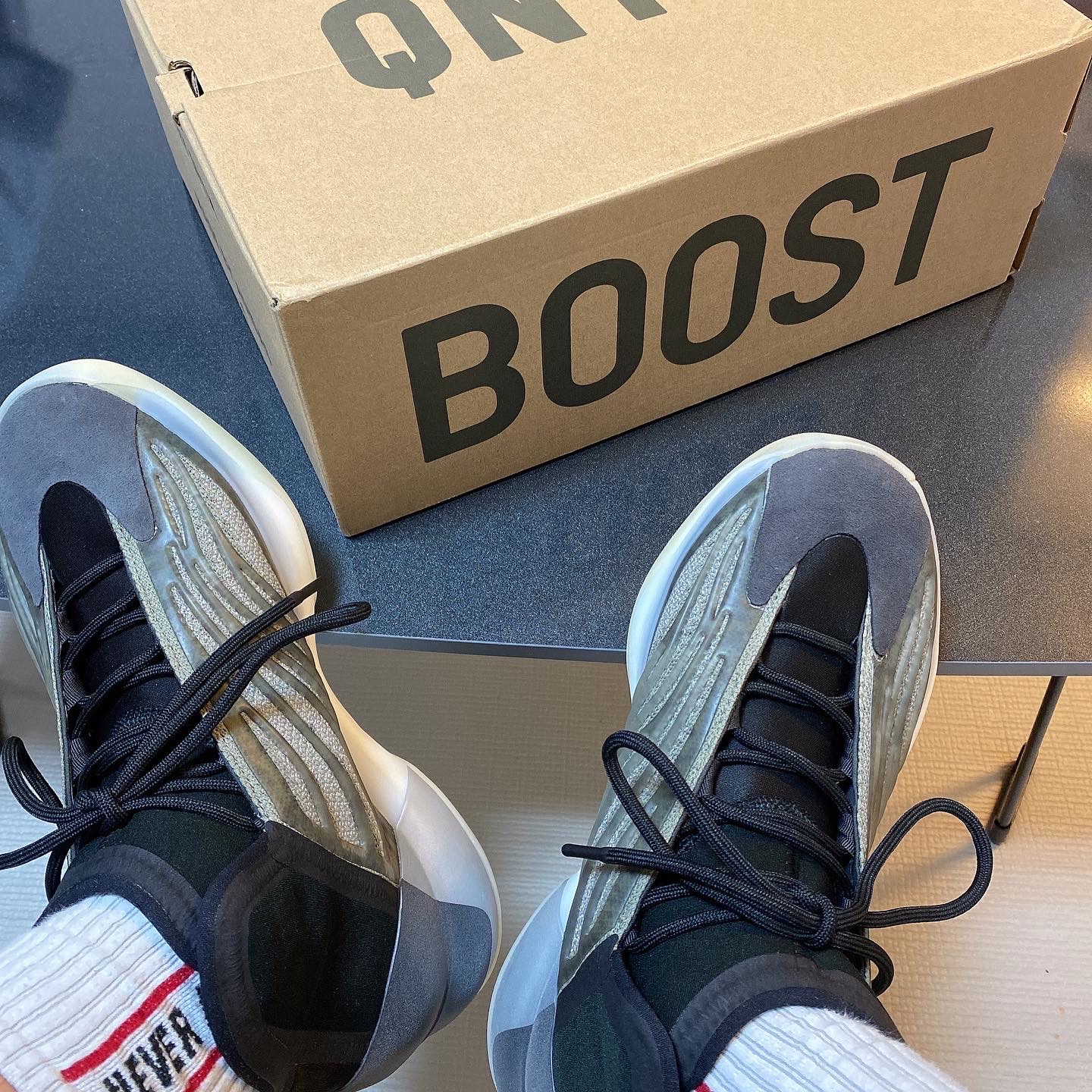 Adidas Yeezy QNTM Barium 착용 스타일