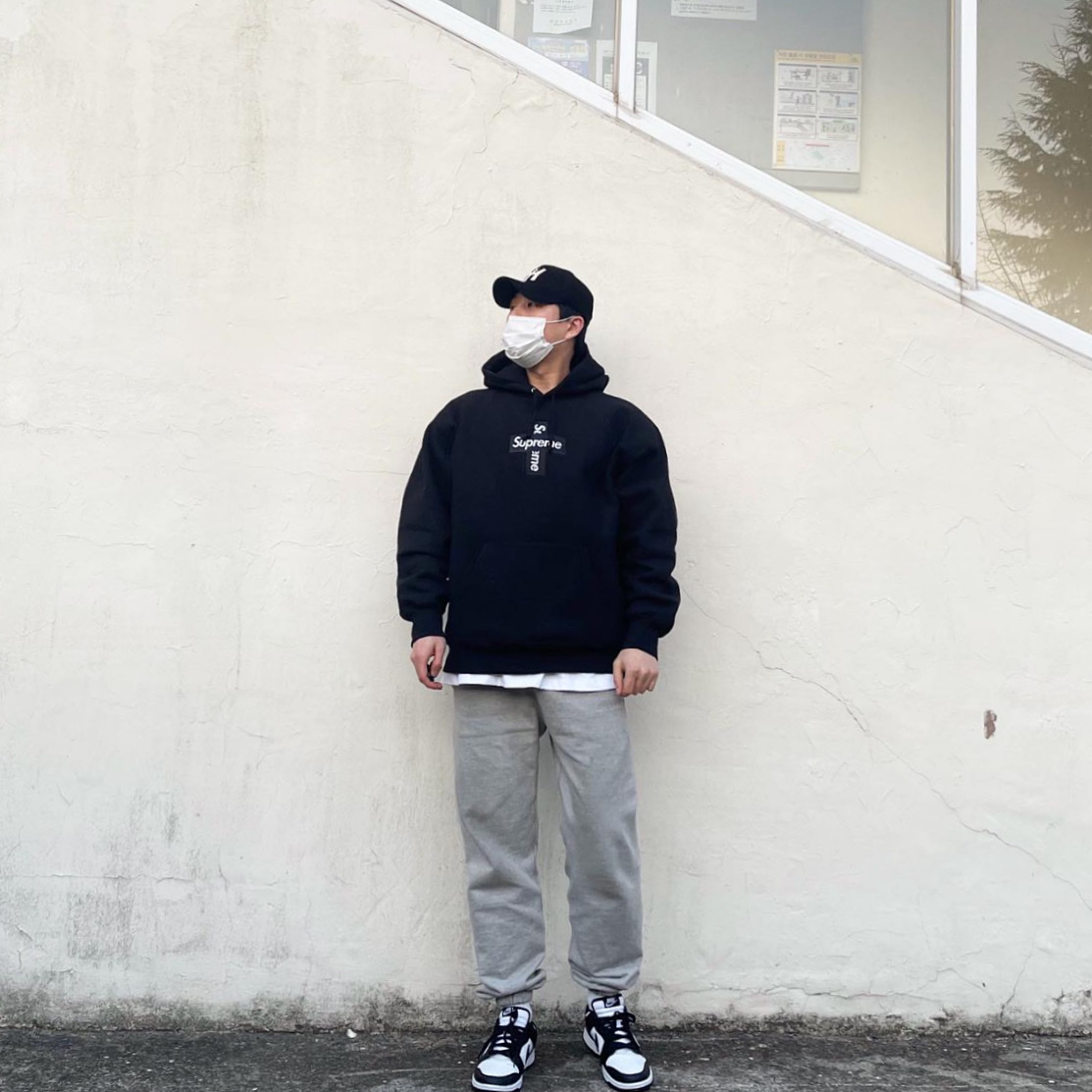 Supreme Cross Box Logo Hooded Sweatshirt Black - 20FW, Nike Dunk Low Retro Black 착용 스타일