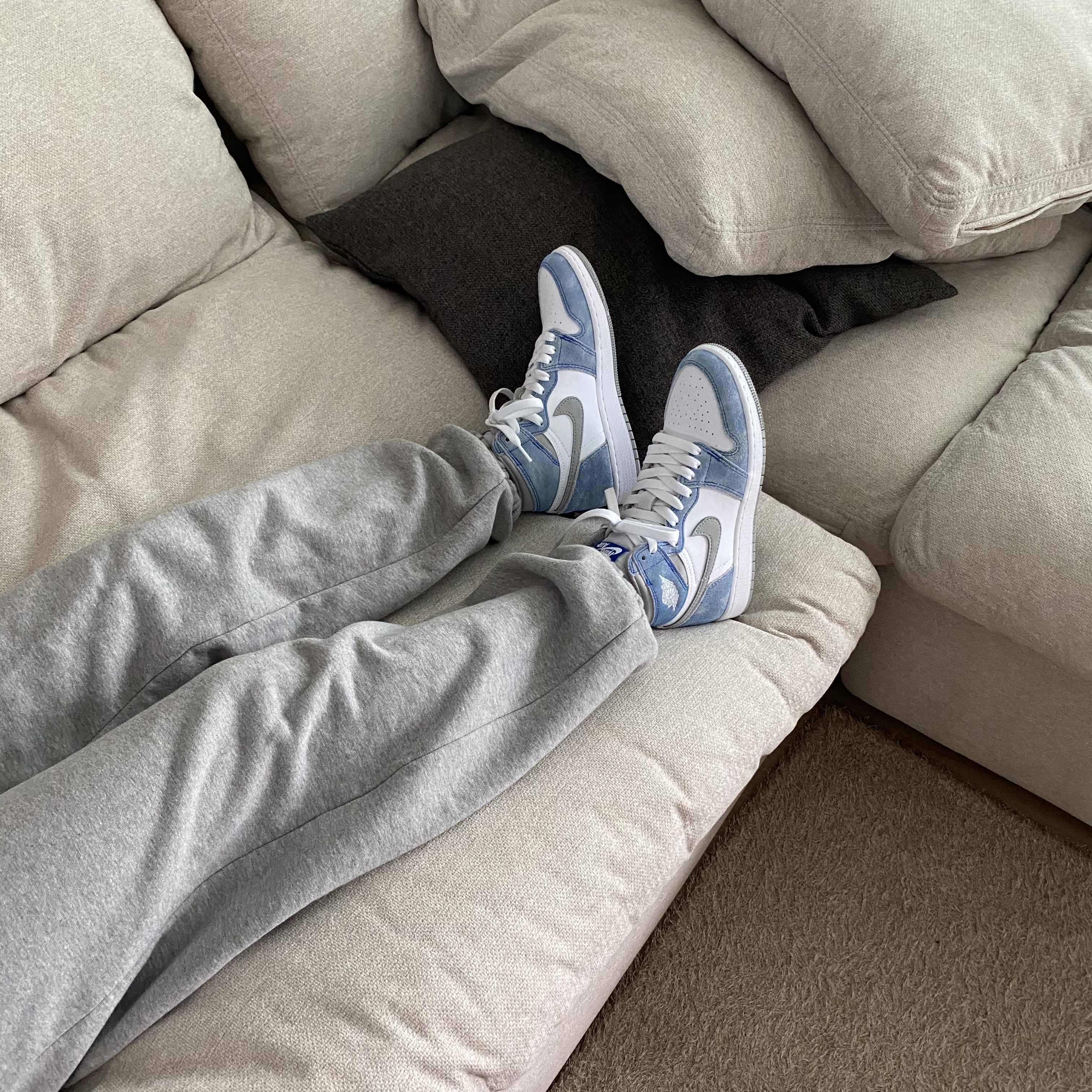(GS) Jordan 1 Retro High OG Hyper Royal 착용 스타일 - 1