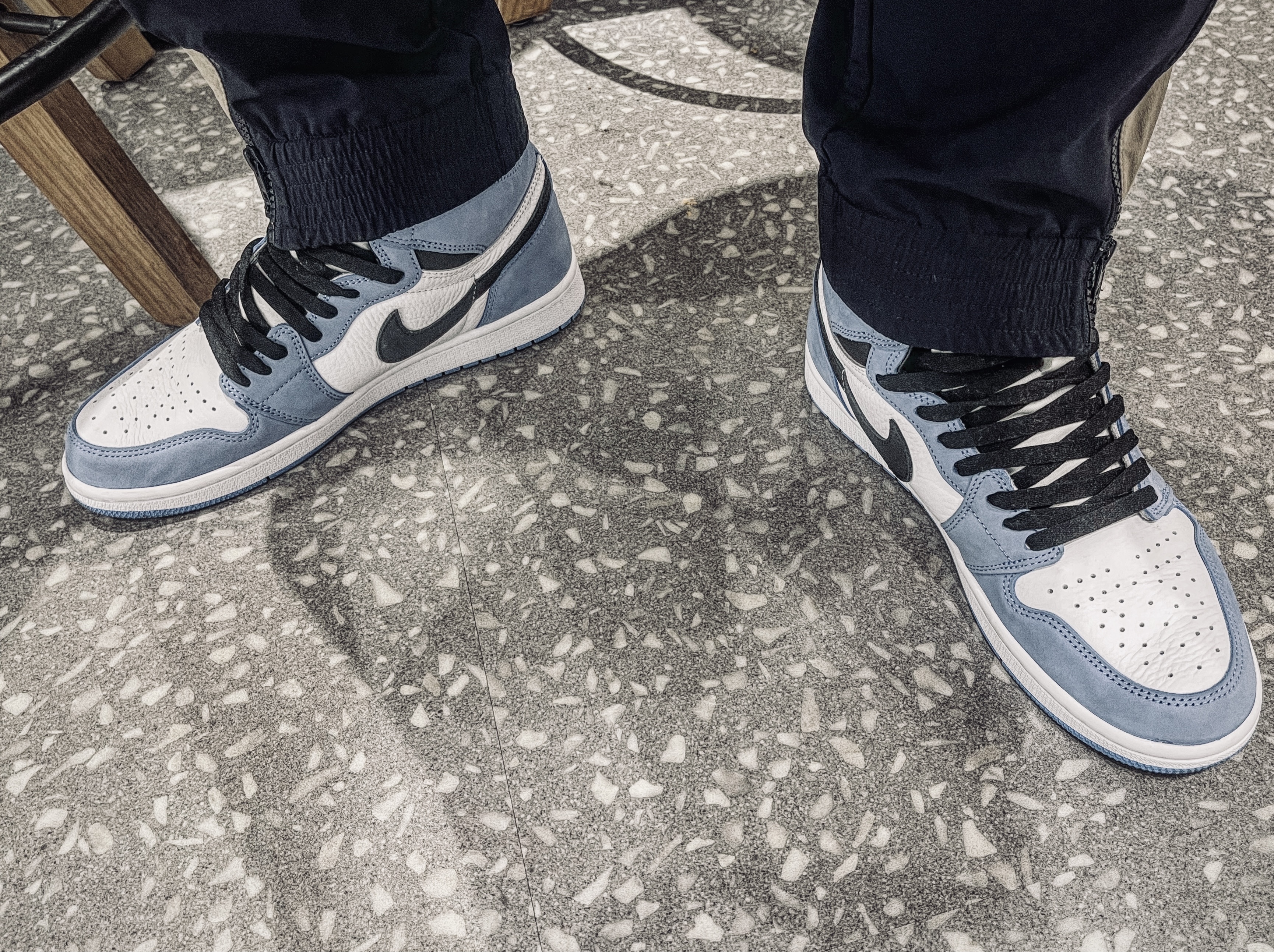 Jordan 1 Retro High OG University Blue 착용 스타일 - 2