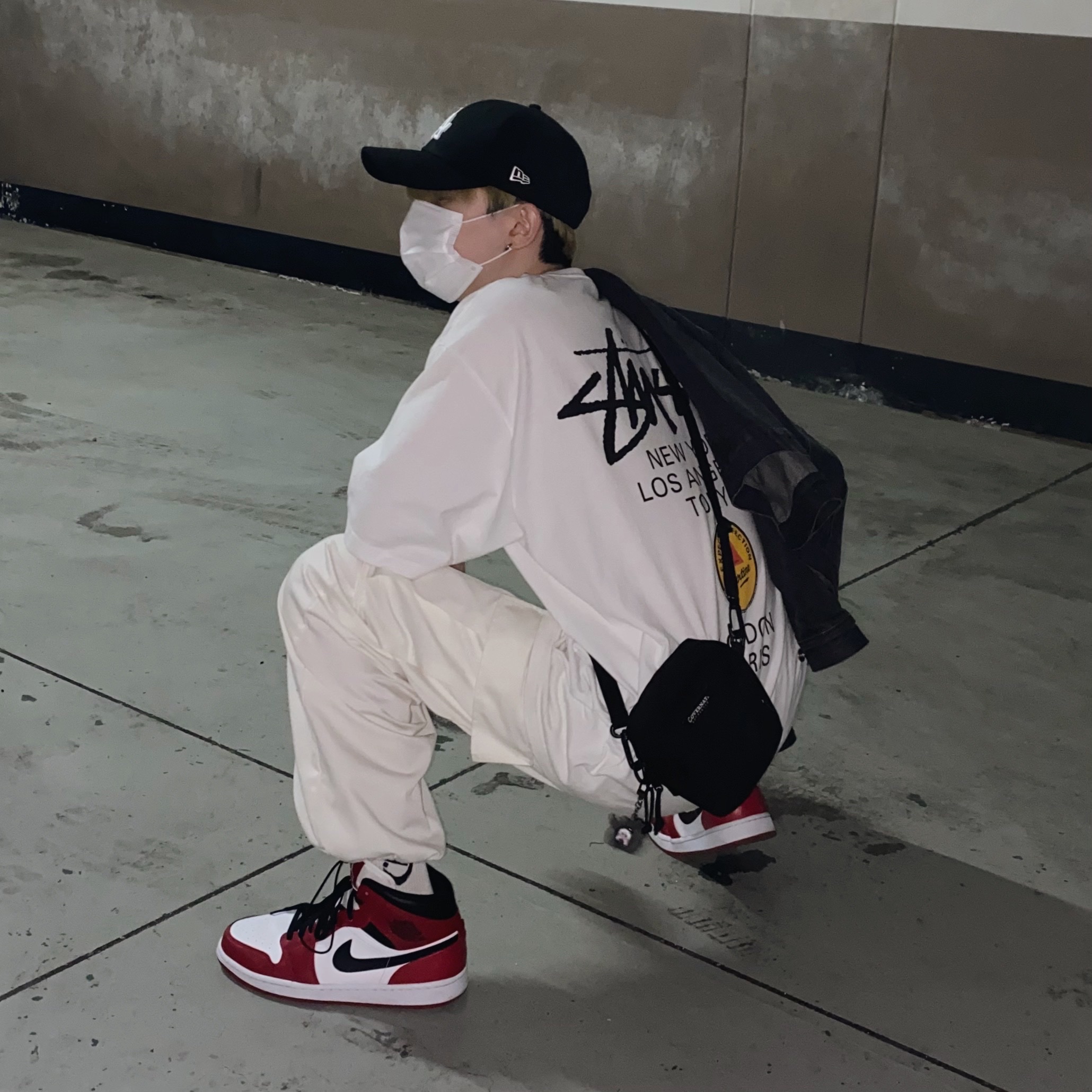 Jordan 1 Mid Chicago 2020, Stussy x Martine Rose 40 WT T-Shirt 착용 스타일