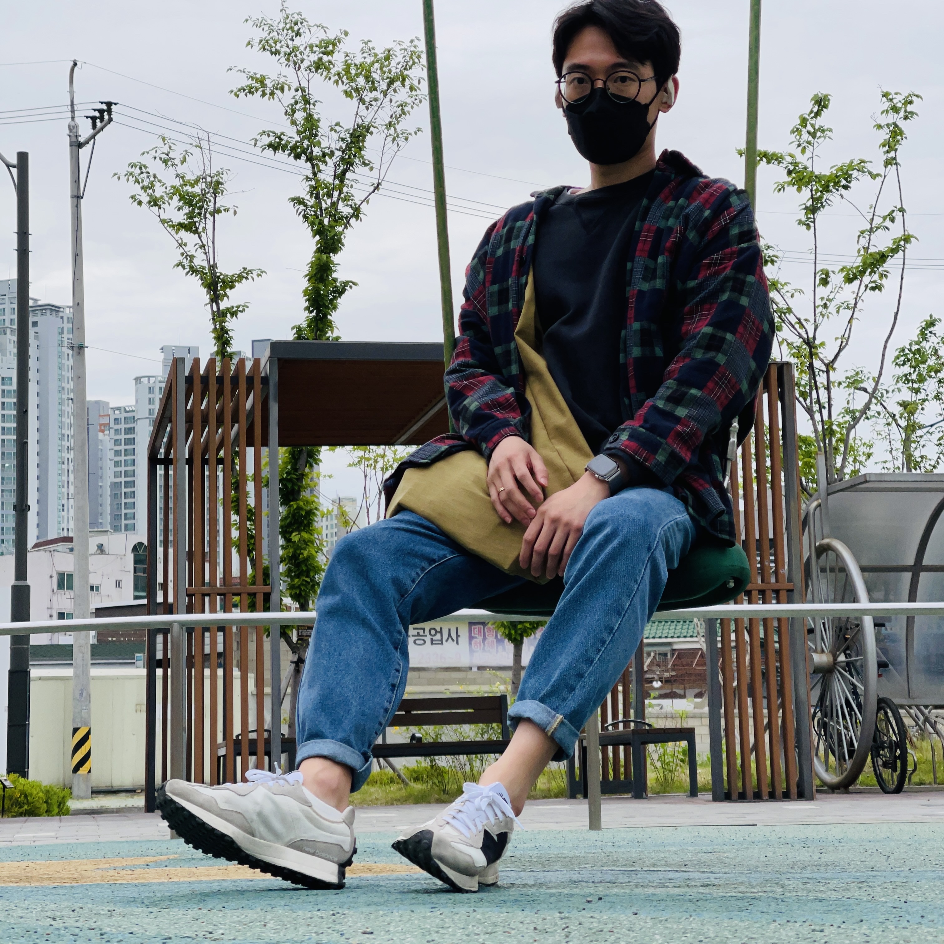 New Balance 327 White Black 착용 스타일
