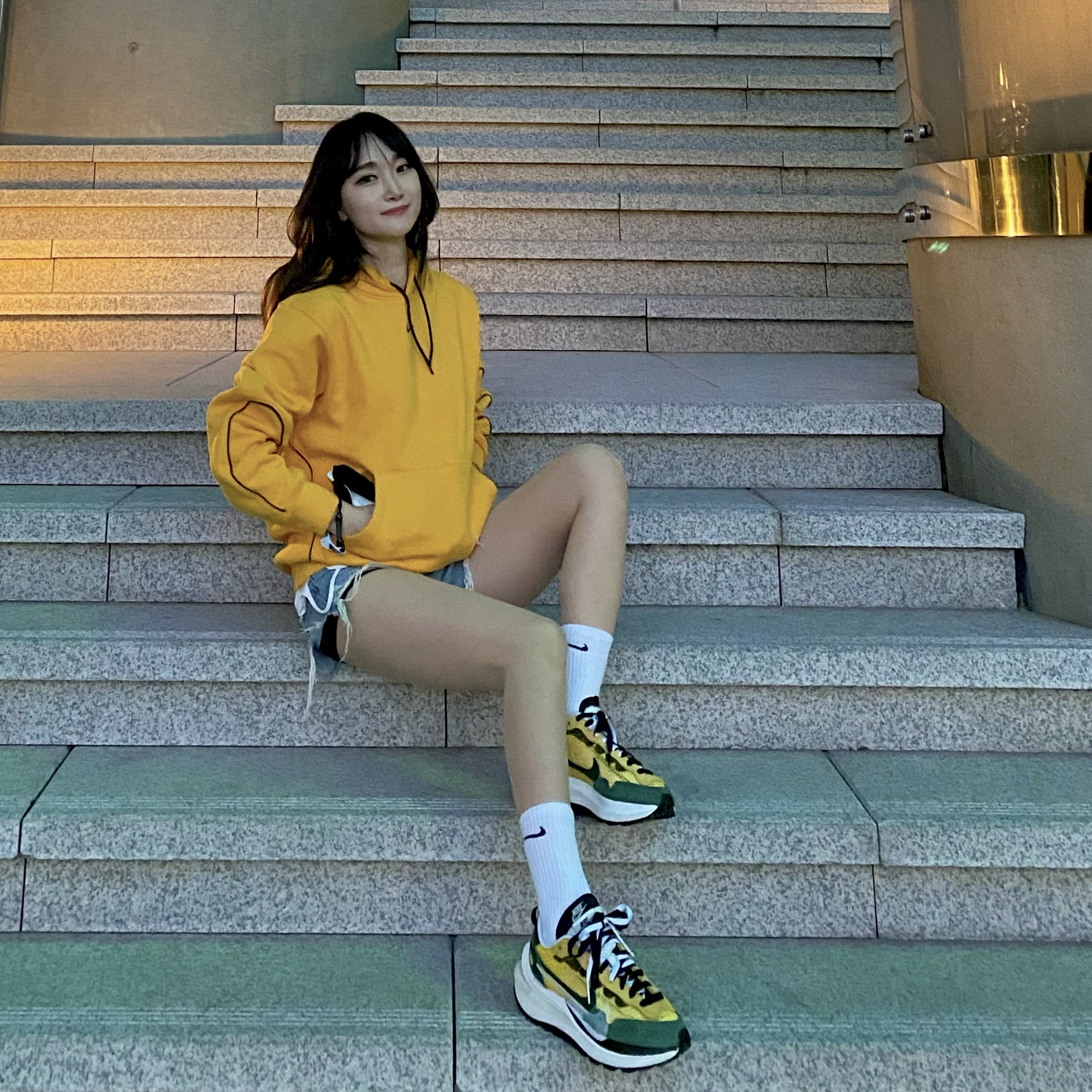 Nike x Sacai VaporWaffle Tour Yellow & Gorge Green Sail, Nike x Drake Nocta Essential Hoodie University Gold - Asia 착용 스타일 - 1