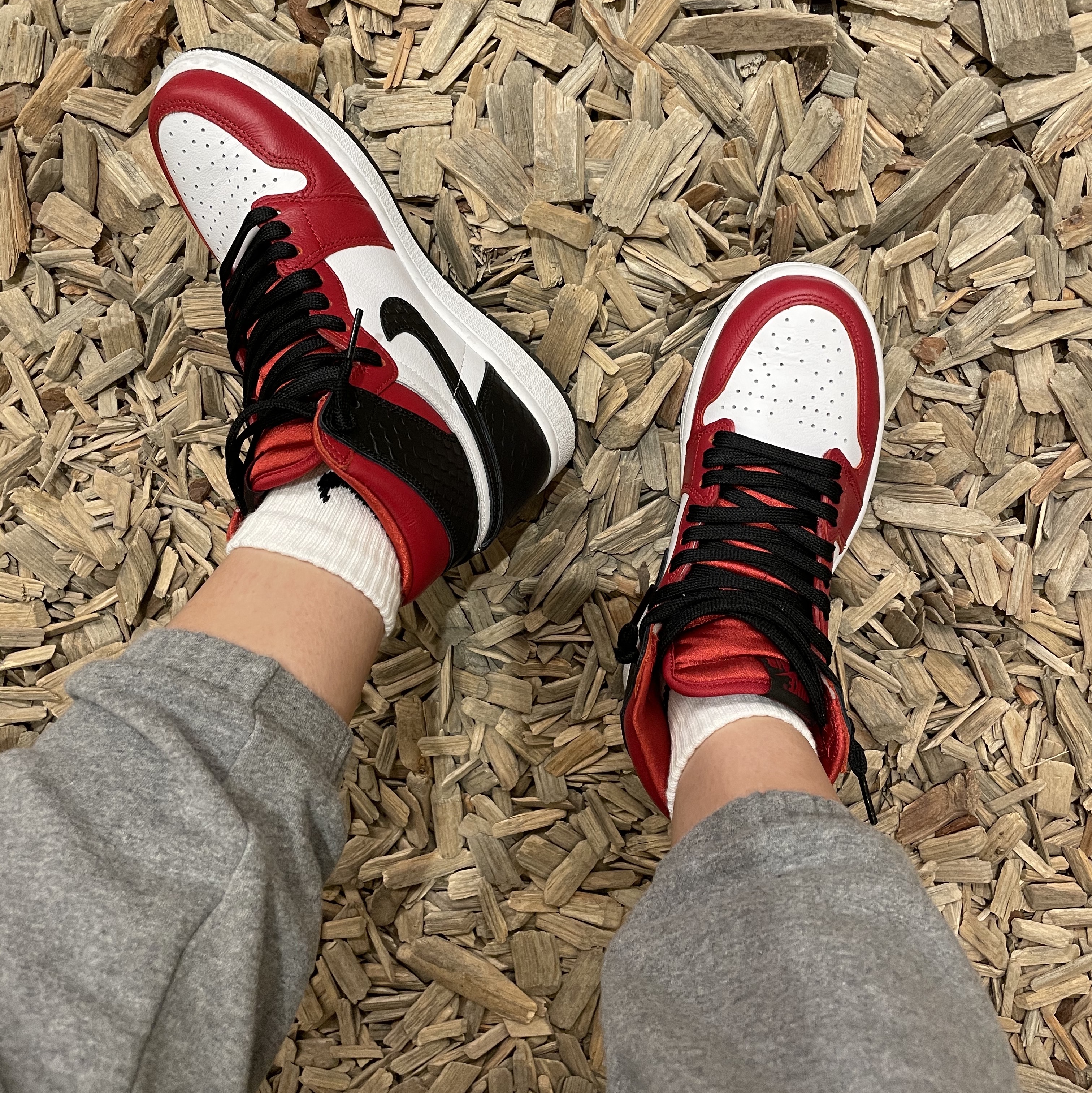 (W) Jordan 1 Retro High Satin Red 착용 스타일