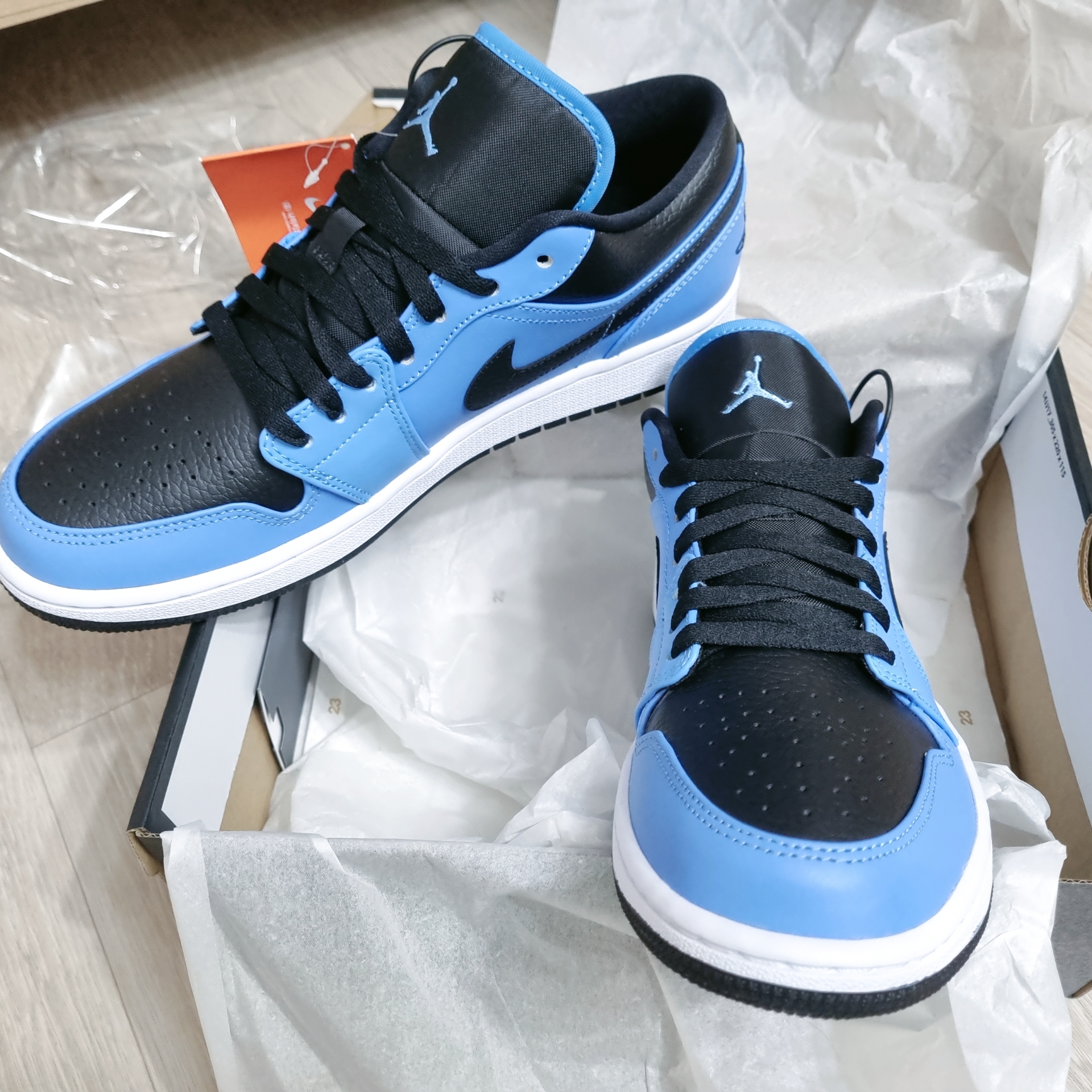 Jordan 1 Low University Blue Black 착용 스타일 - 2