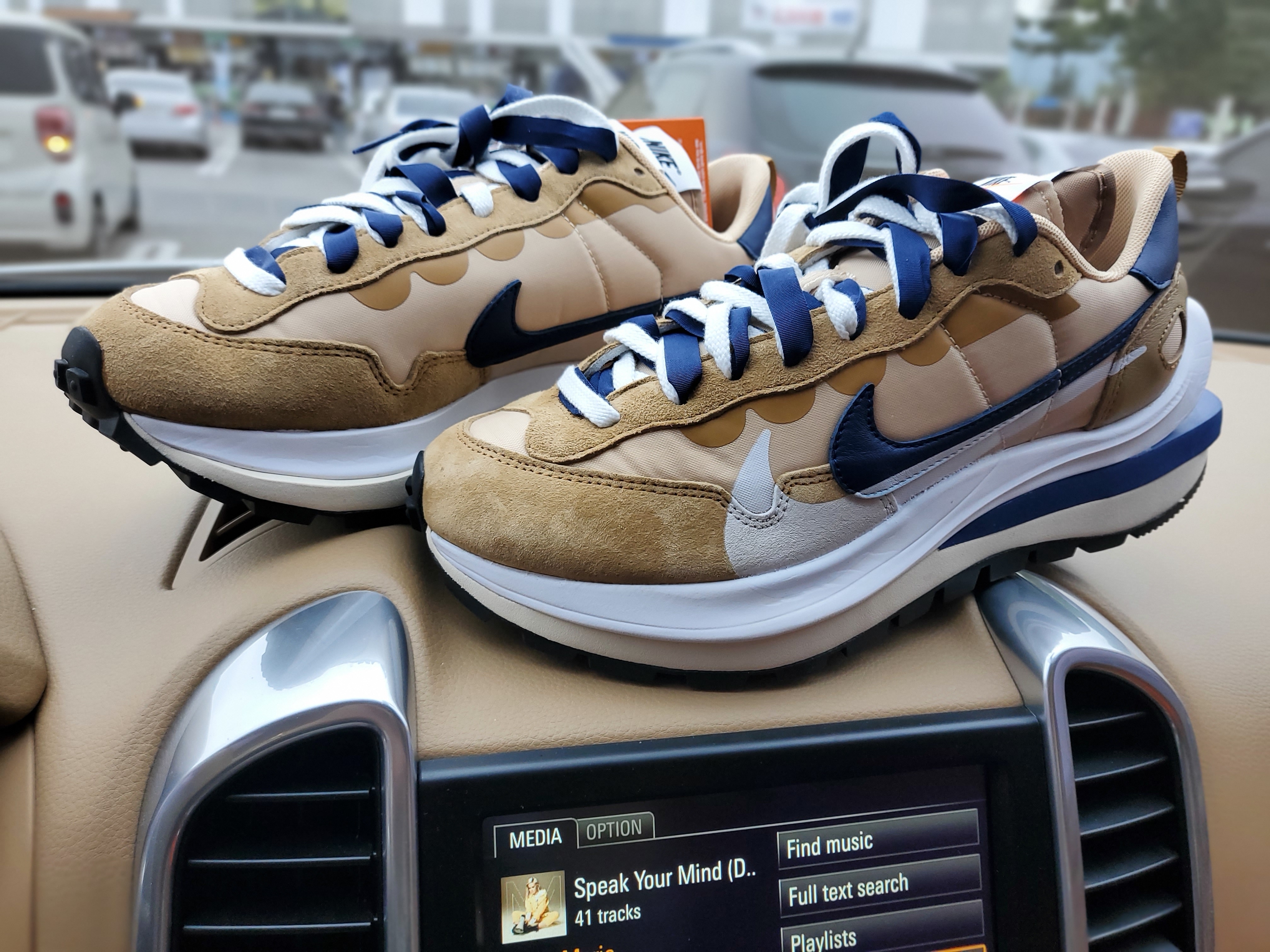 Nike x Sacai VaporWaffle Sesame and Blue Void 착용 스타일