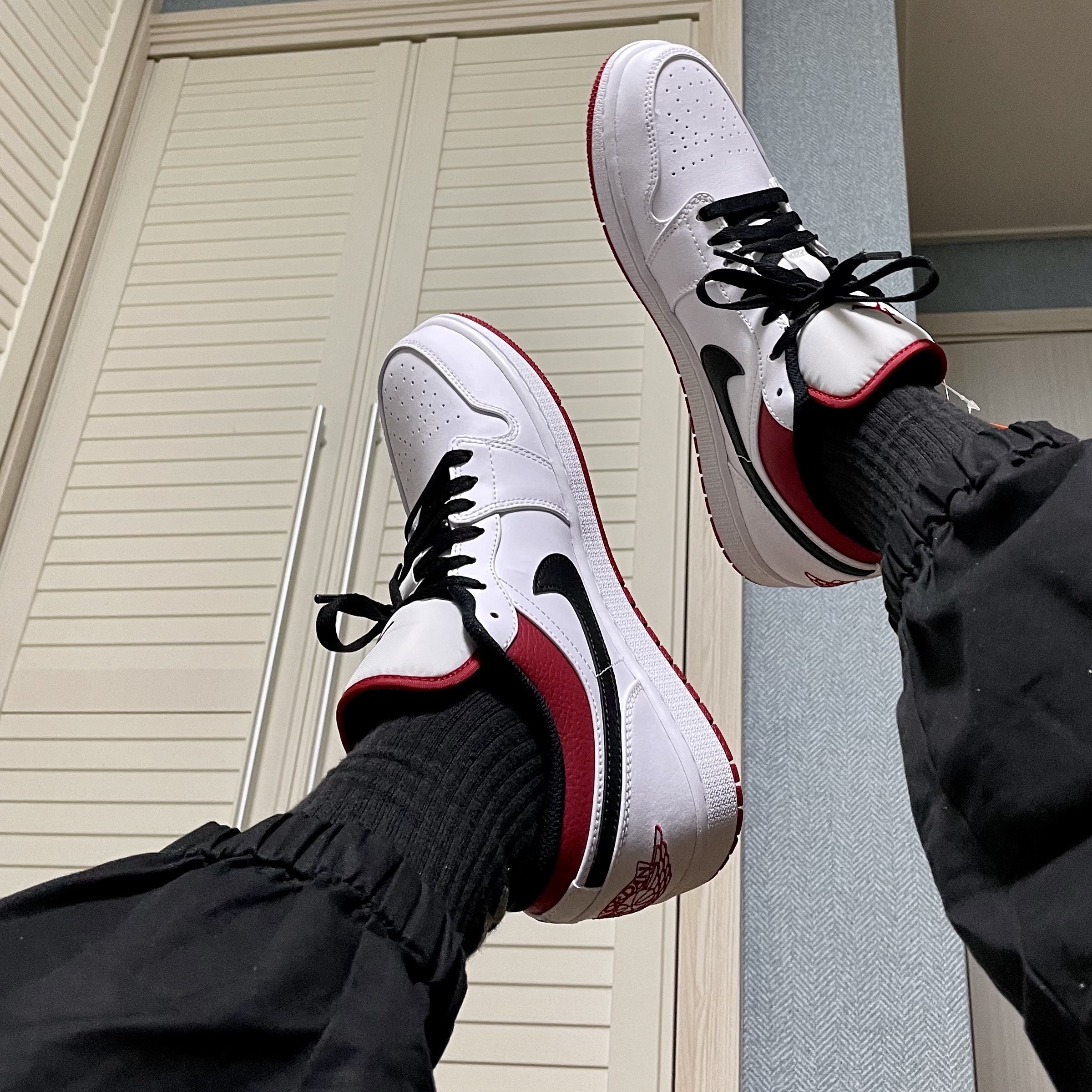 Jordan 1 Low White Red Black 착용 스타일