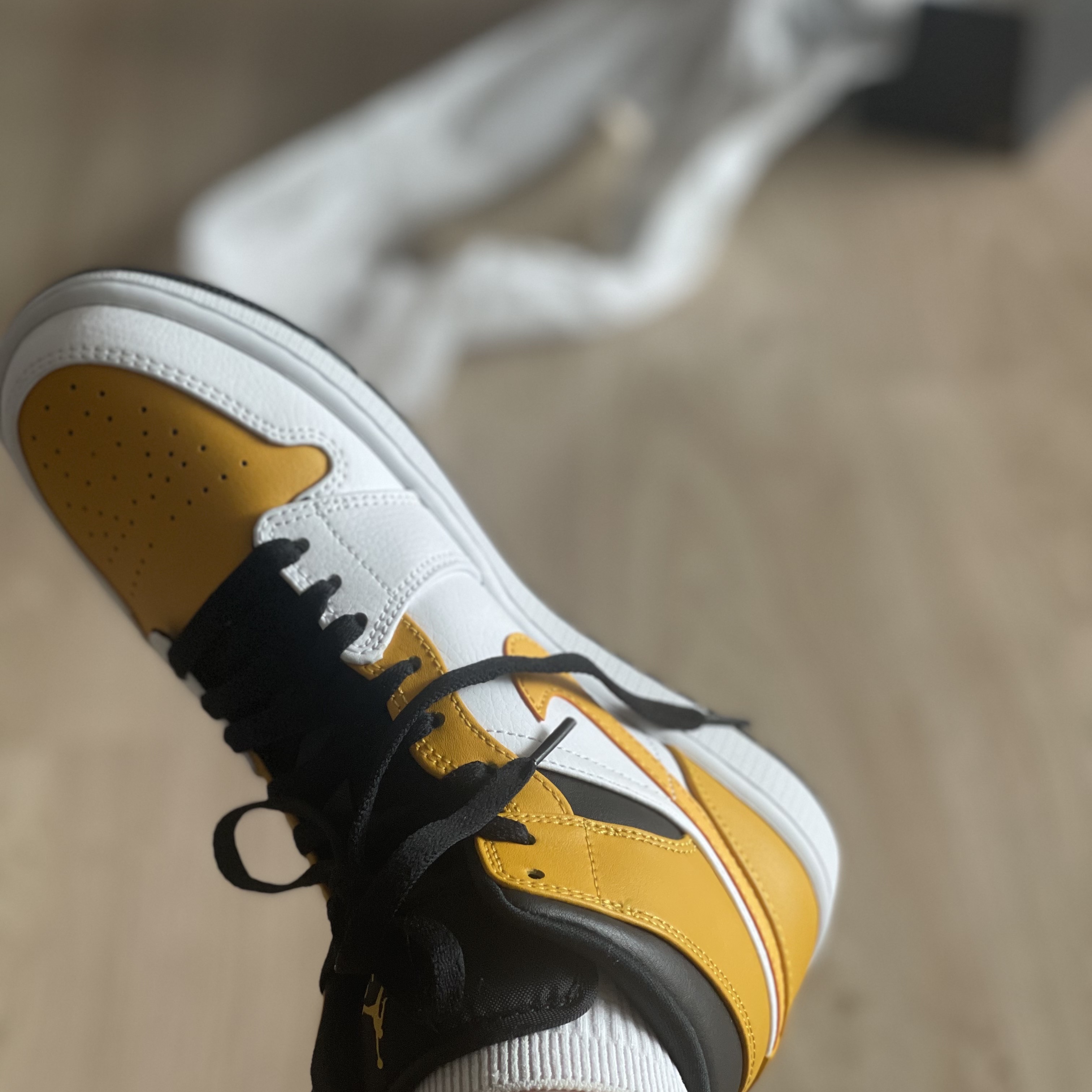 Jordan 1 Mid White University Gold 착용 스타일