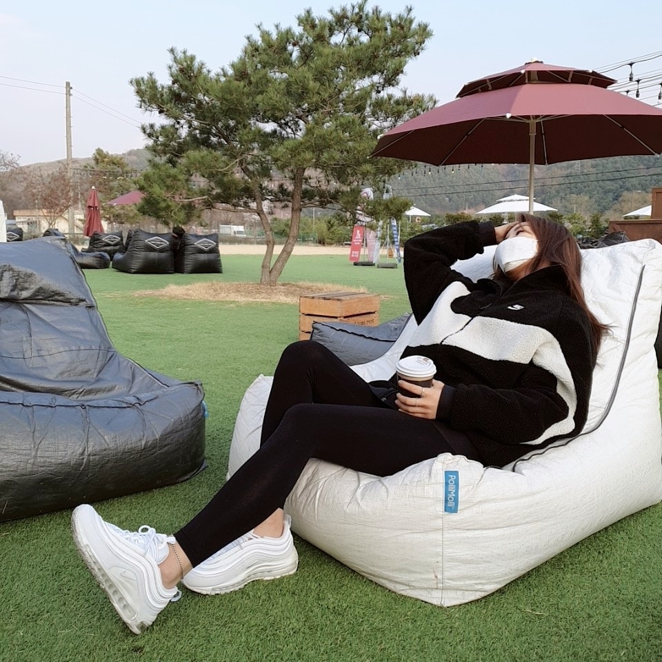 (W) Nike Air Max 97 White Pure Platinum, Nike Big Swoosh Full Zip Jacket Black Sail 착용 스타일
