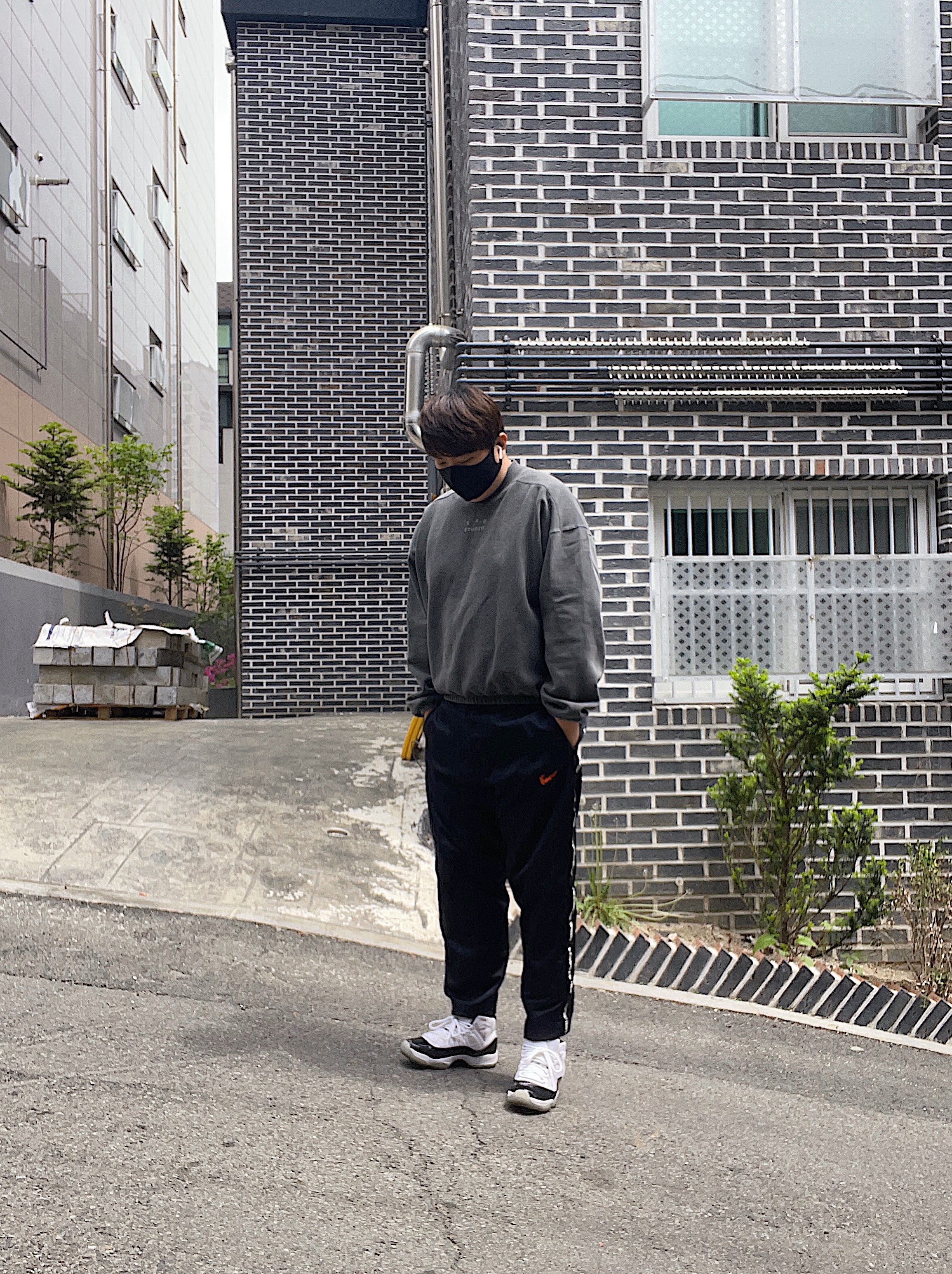 IAB Studio Pigment Crewneck Black, Jordan 11 Retro Concord 2018 착용 스타일
