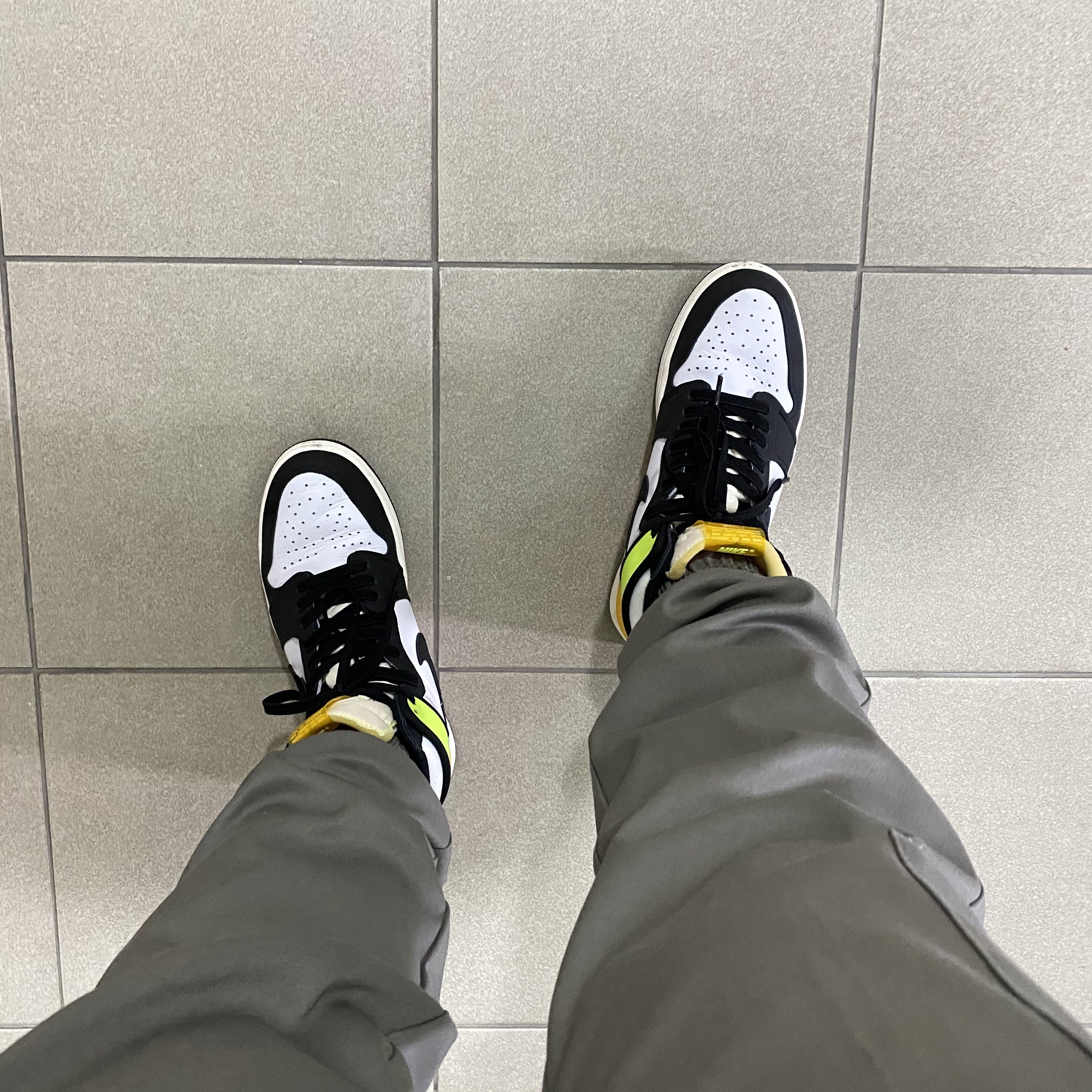 Jordan 1 Retro High OG Volt Gold 착용 스타일