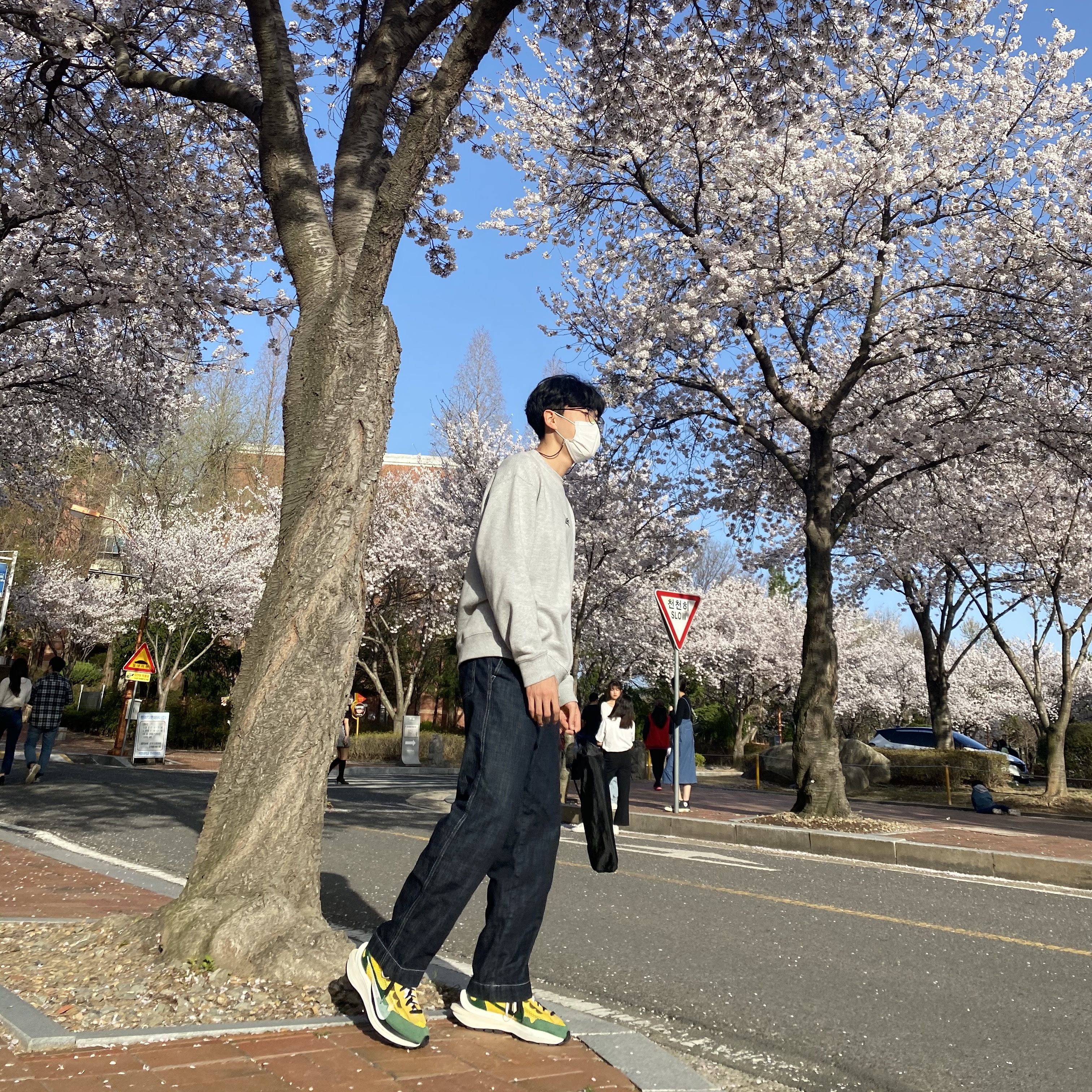 Nike x Sacai VaporWaffle Tour Yellow & Gorge Green Sail 착용 스타일