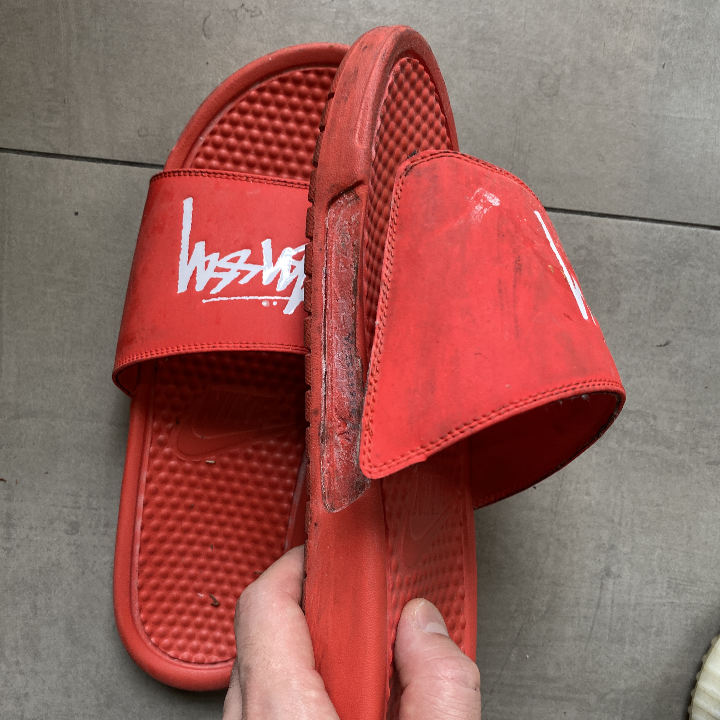 Nike x Stussy Benassi Slide Habanero Red 착용 스타일