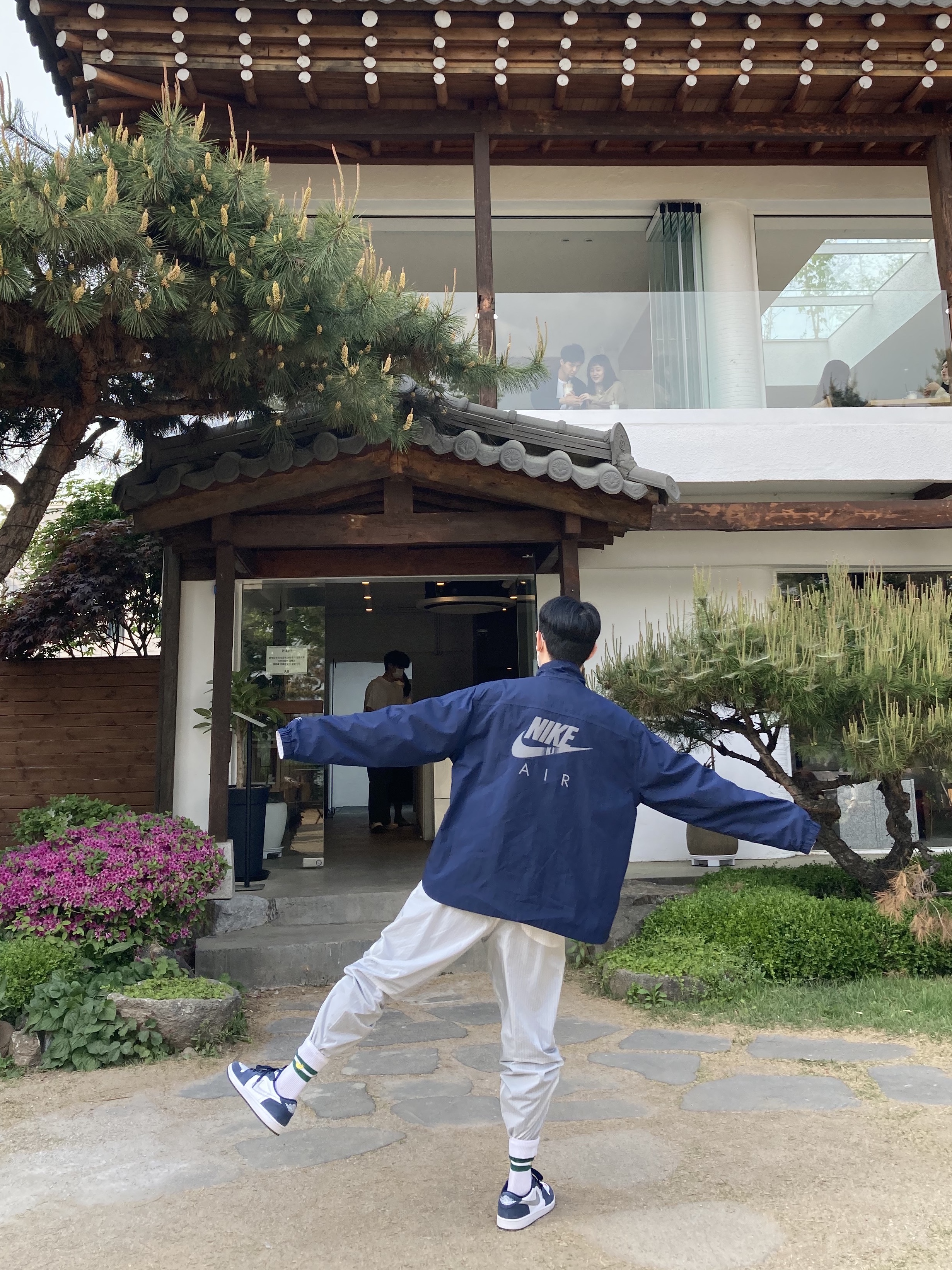 Nike x Kim Jones Reversible Wind Breaker Navy - US/EU, Nike x Kim Jones Printed Track Pants White - Asia 착용 스타일
