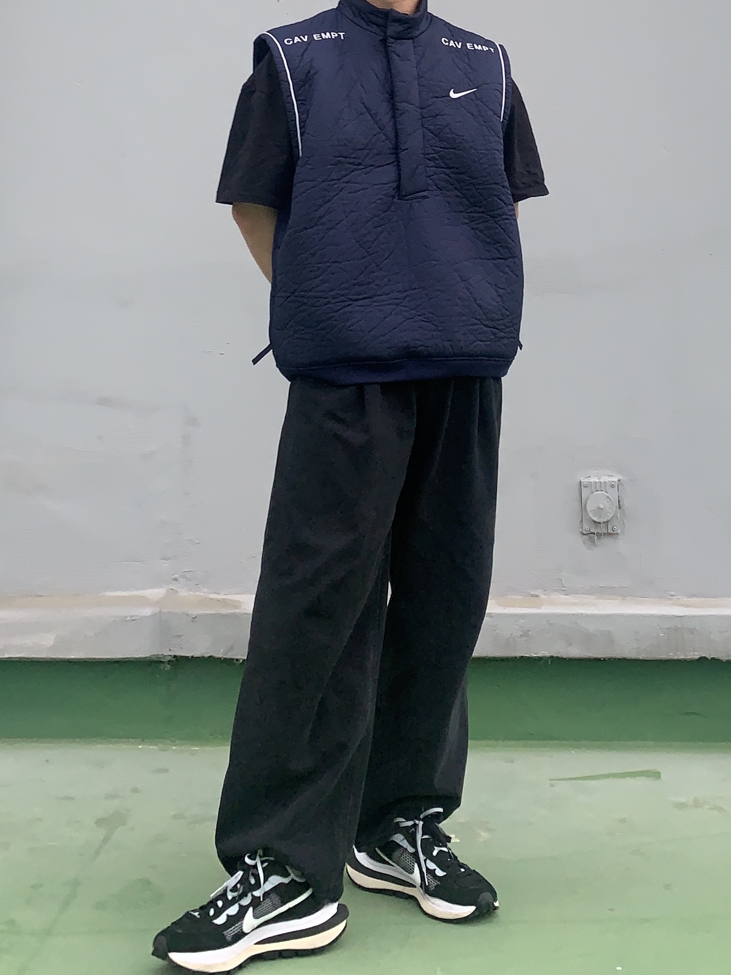 Nike x Sacai VaporWaffle Black White, Nike x Cav Empt Vest Navy 착용 스타일
