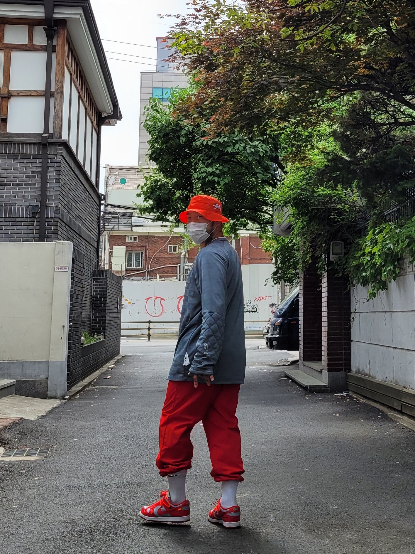 Nike x Off-White Dunk Low University Red, Nike x Stussy Bucket Hat Habanero Red 착용 스타일