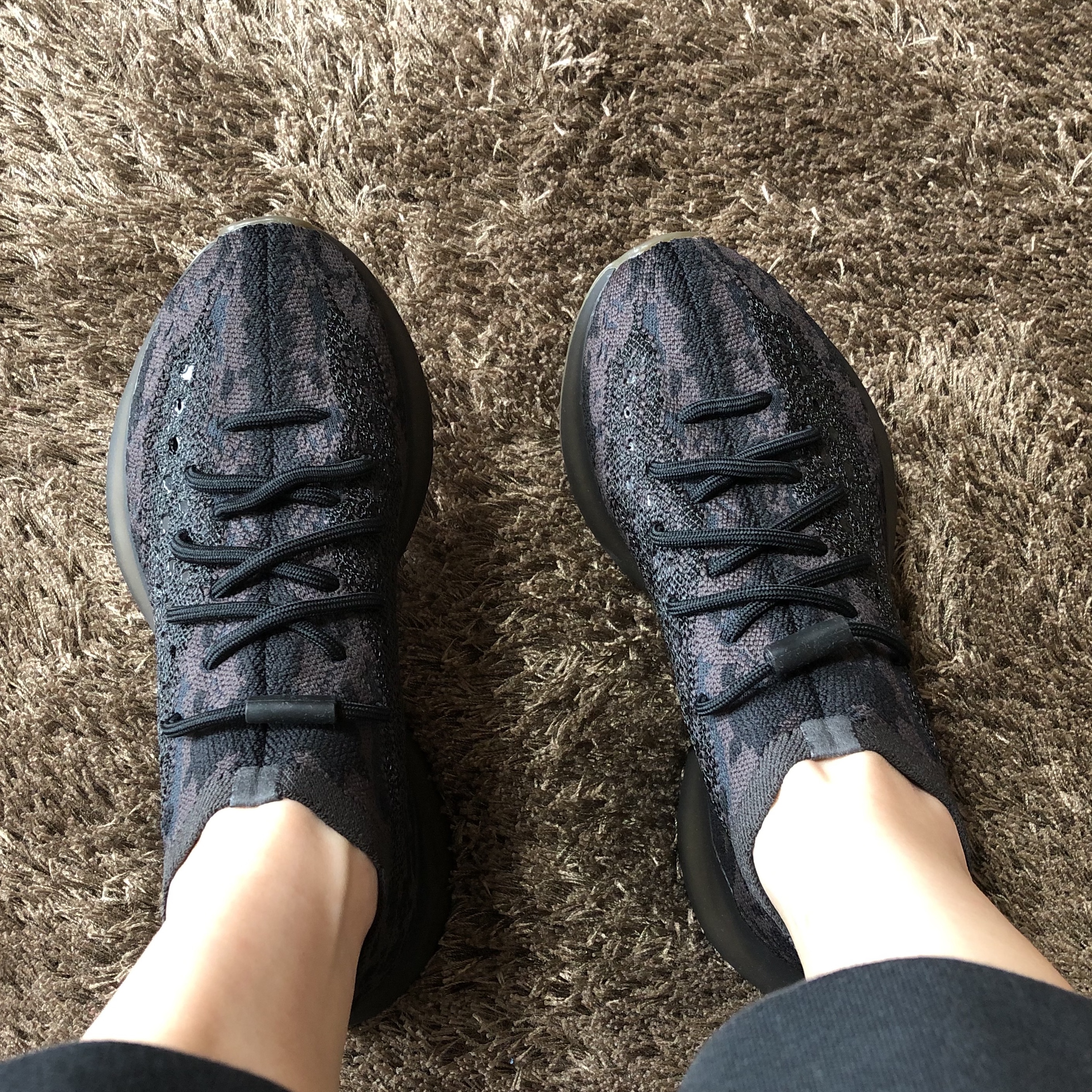 Adidas Yeezy Boost 380 Onyx - Non-Reflective 착용 스타일 - 2