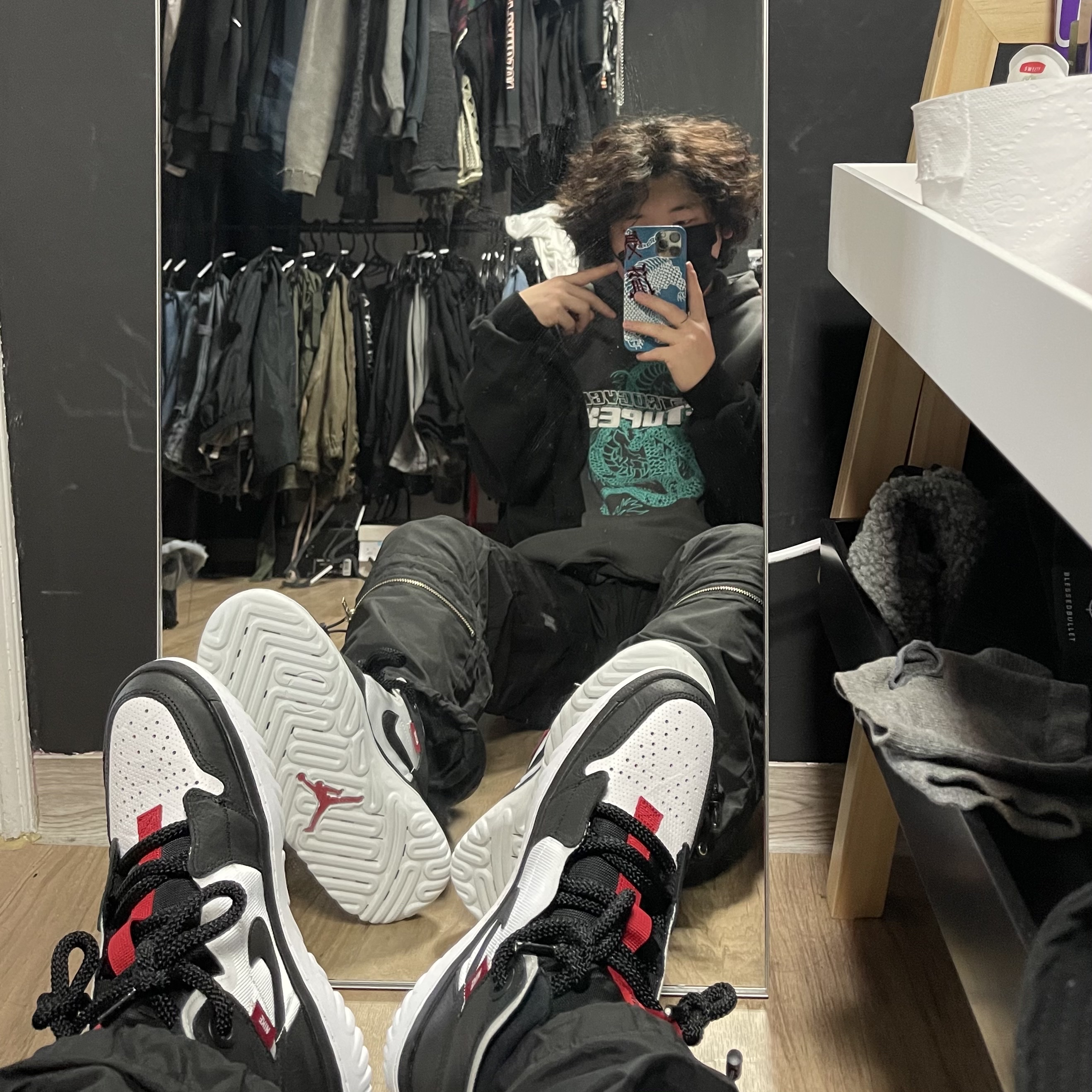 Jordan 1 High React Black White Gym Red 착용 스타일
