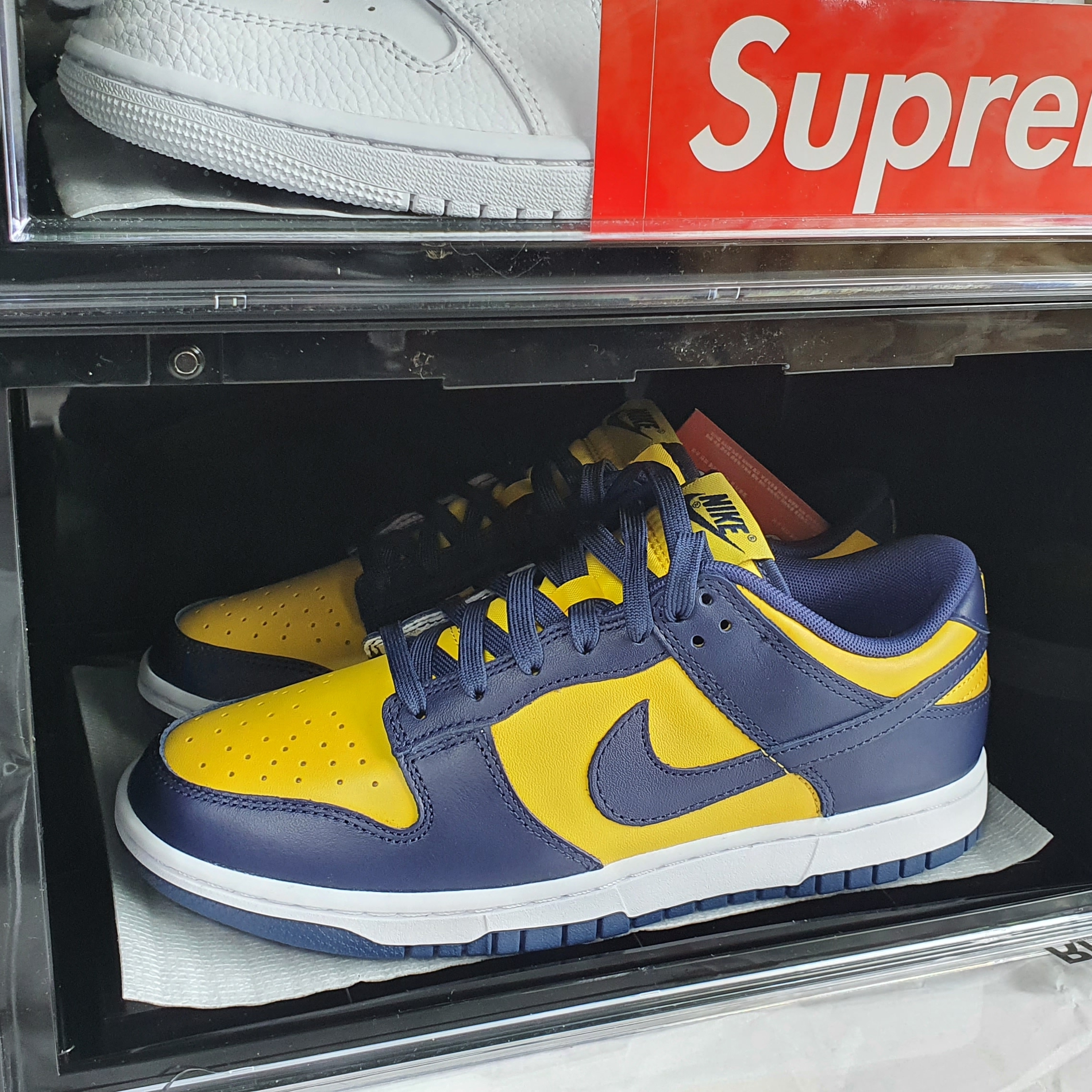 Nike Dunk Low Retro Varsity Maize, Nike x Stussy Air Zoom Spiridon Cage 2 Fossil 착용 스타일 - 1