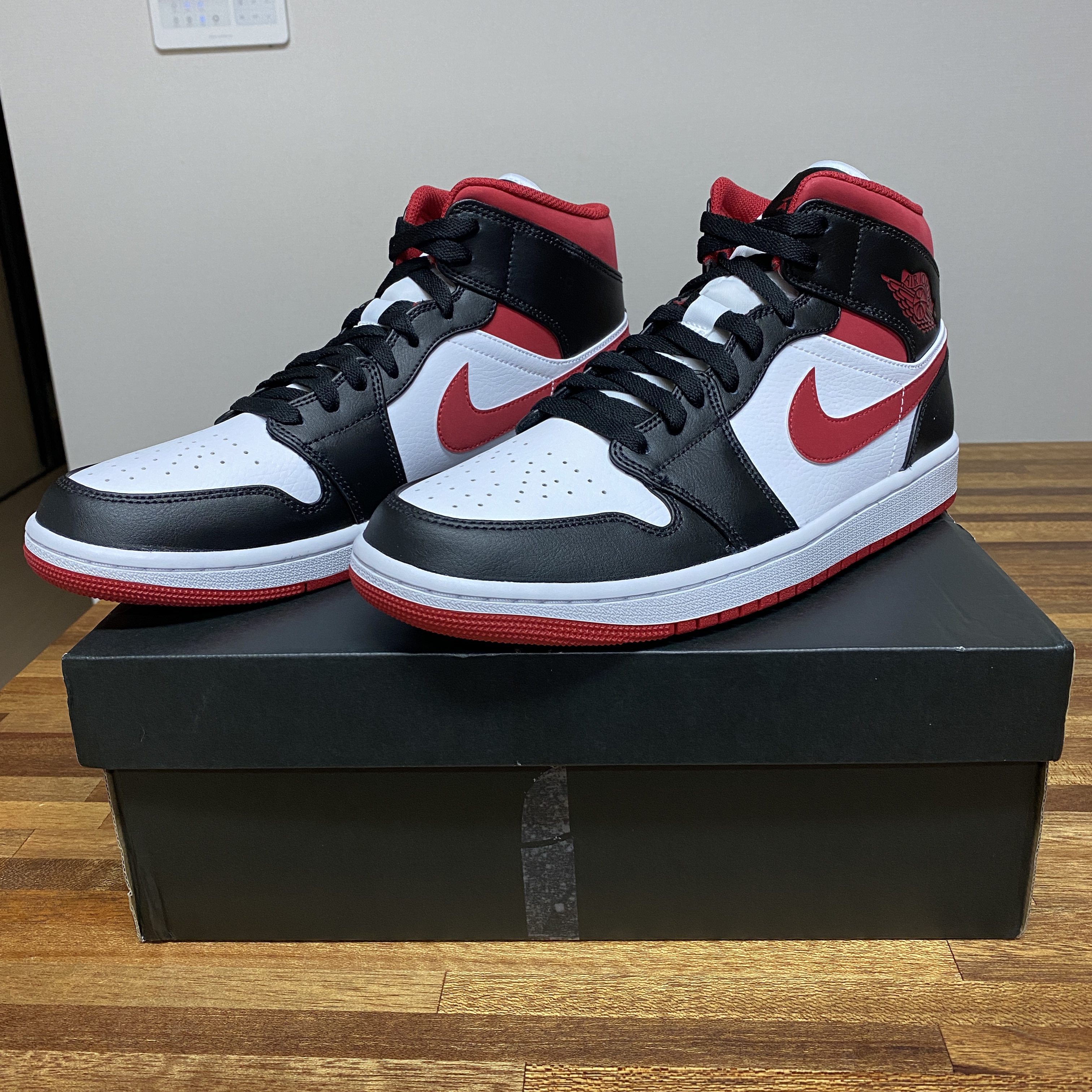 Jordan 1 Mid Gym Red Black White 착용 스타일 - 1