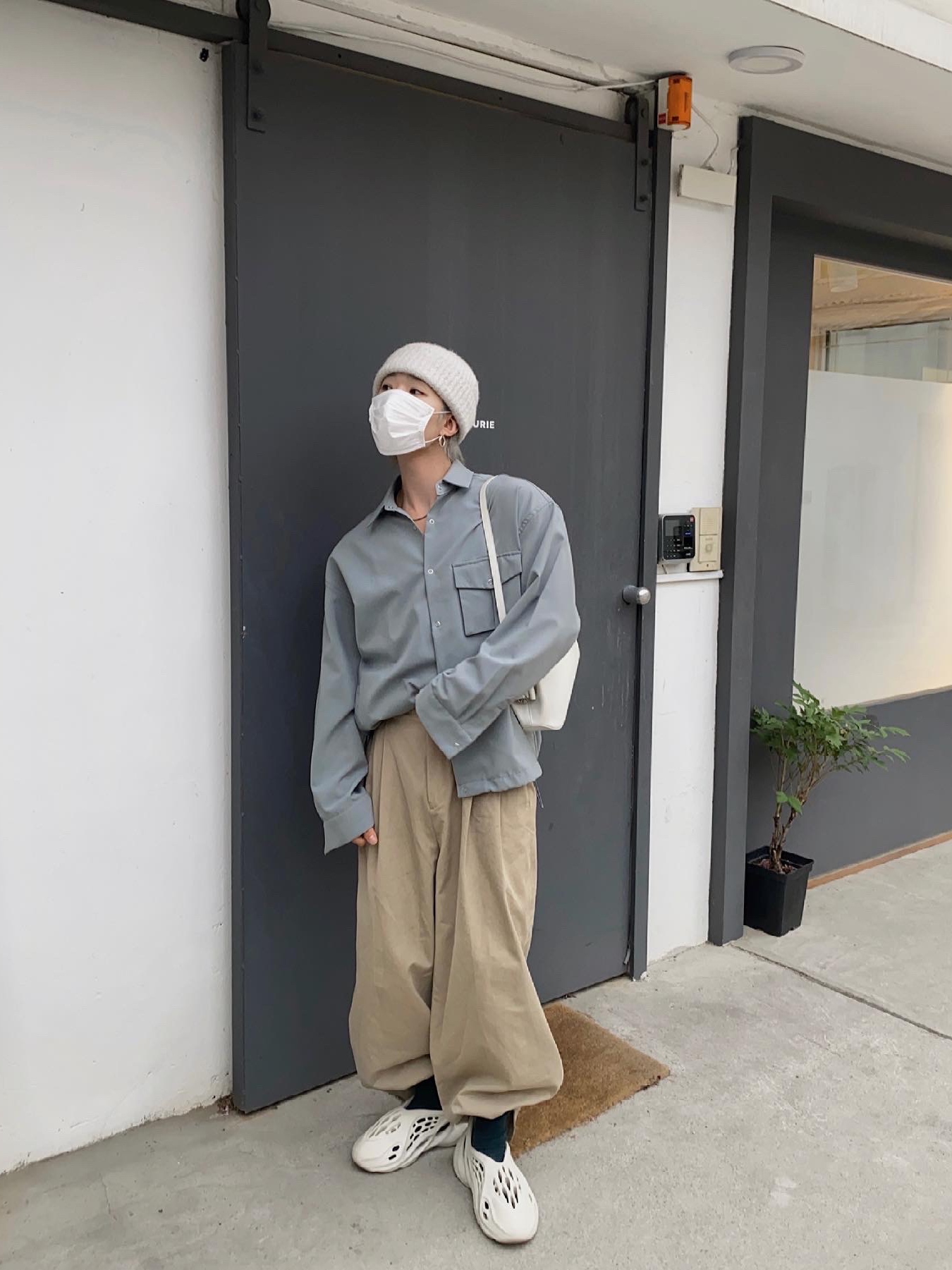 Adidas Yeezy Foam RNNR Sand 착용 스타일 - 2