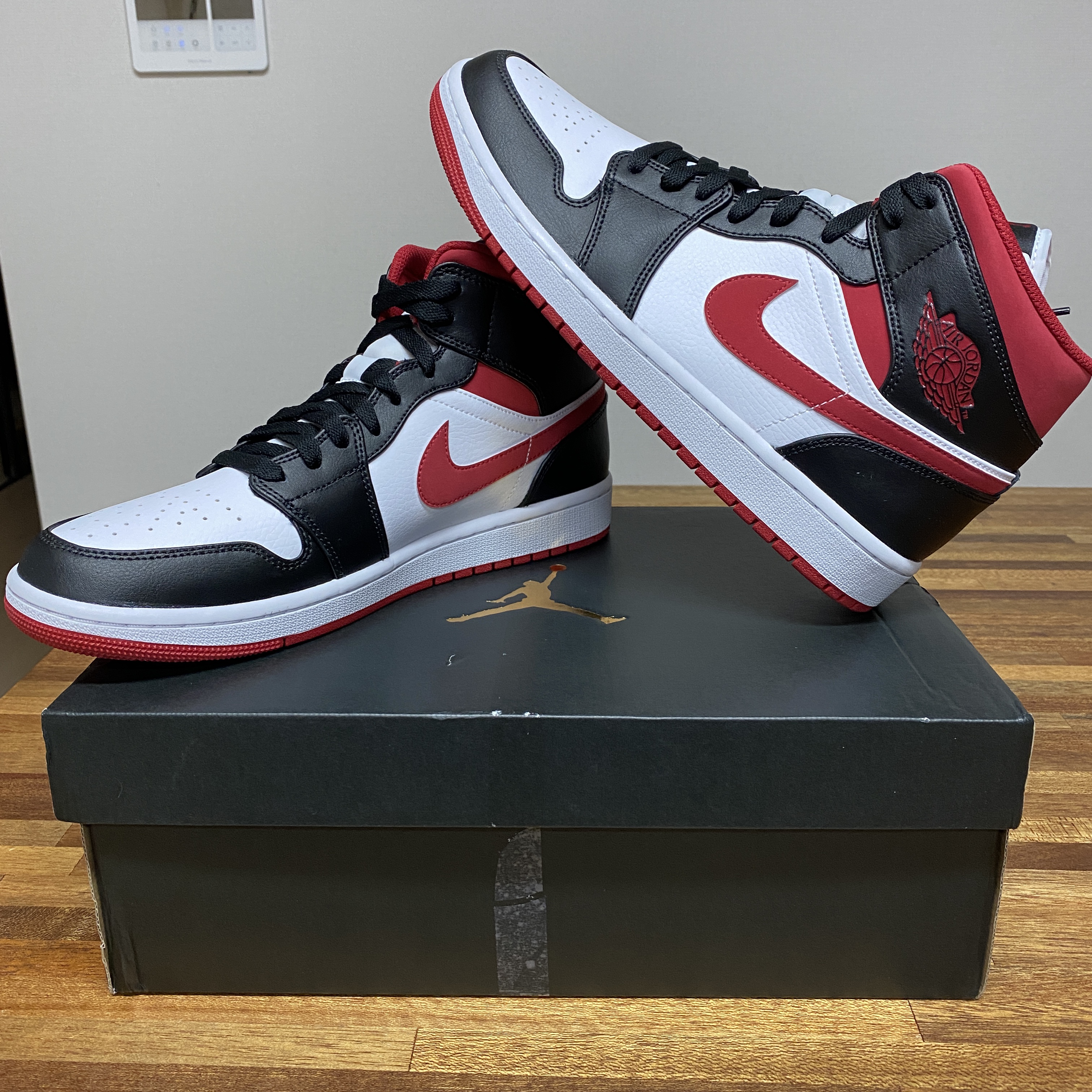 Jordan 1 Mid Gym Red Black White 착용 스타일 - 2