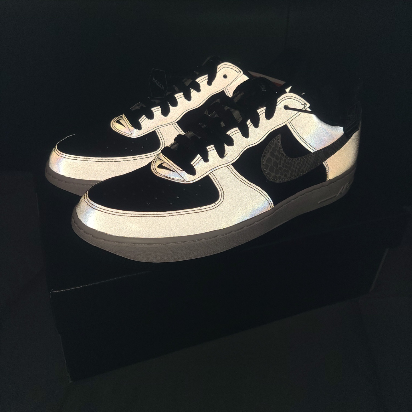 Nike Air Force 1 B Silver Snake 착용 스타일 - 2