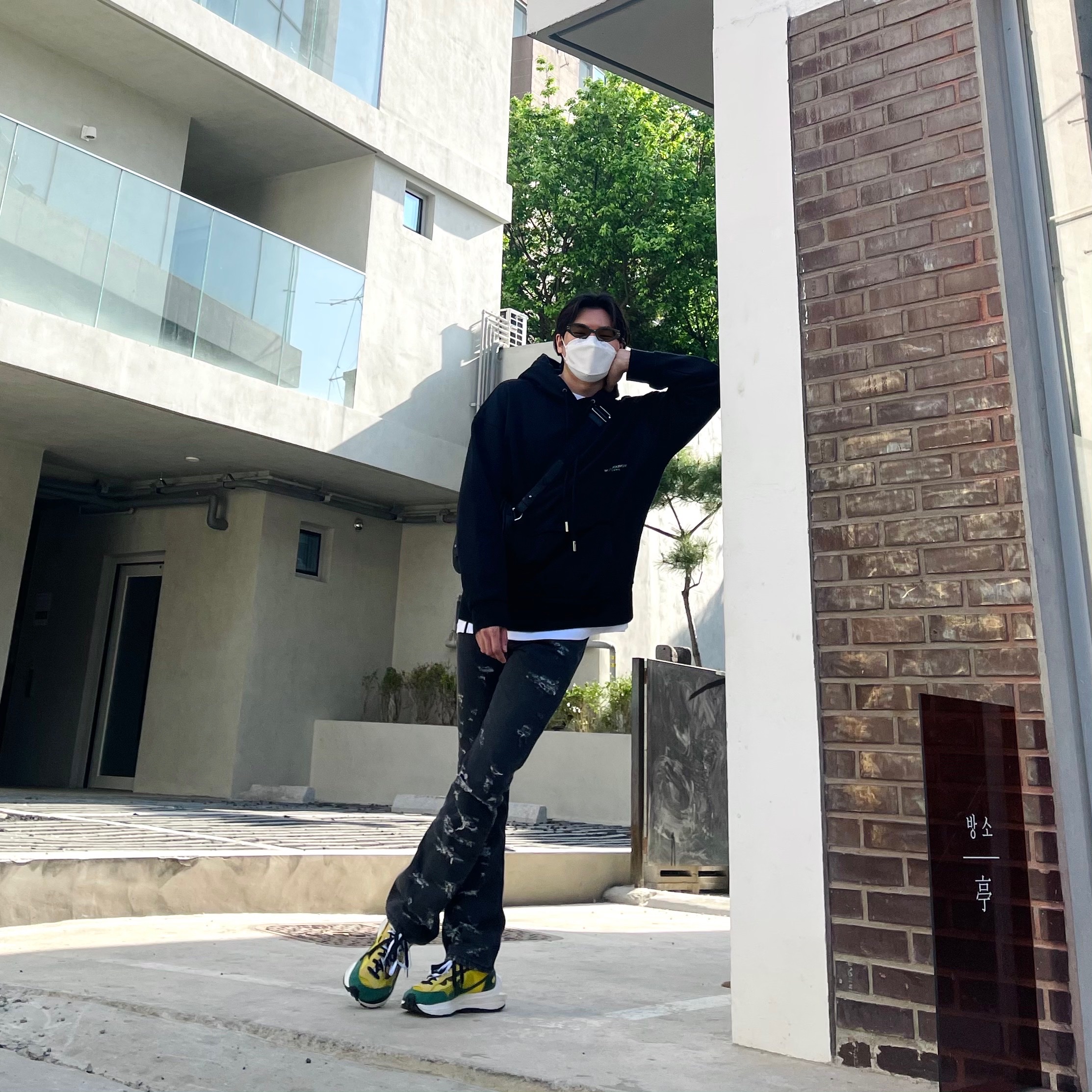 Nike x Sacai VaporWaffle Tour Yellow & Gorge Green Sail 착용 스타일