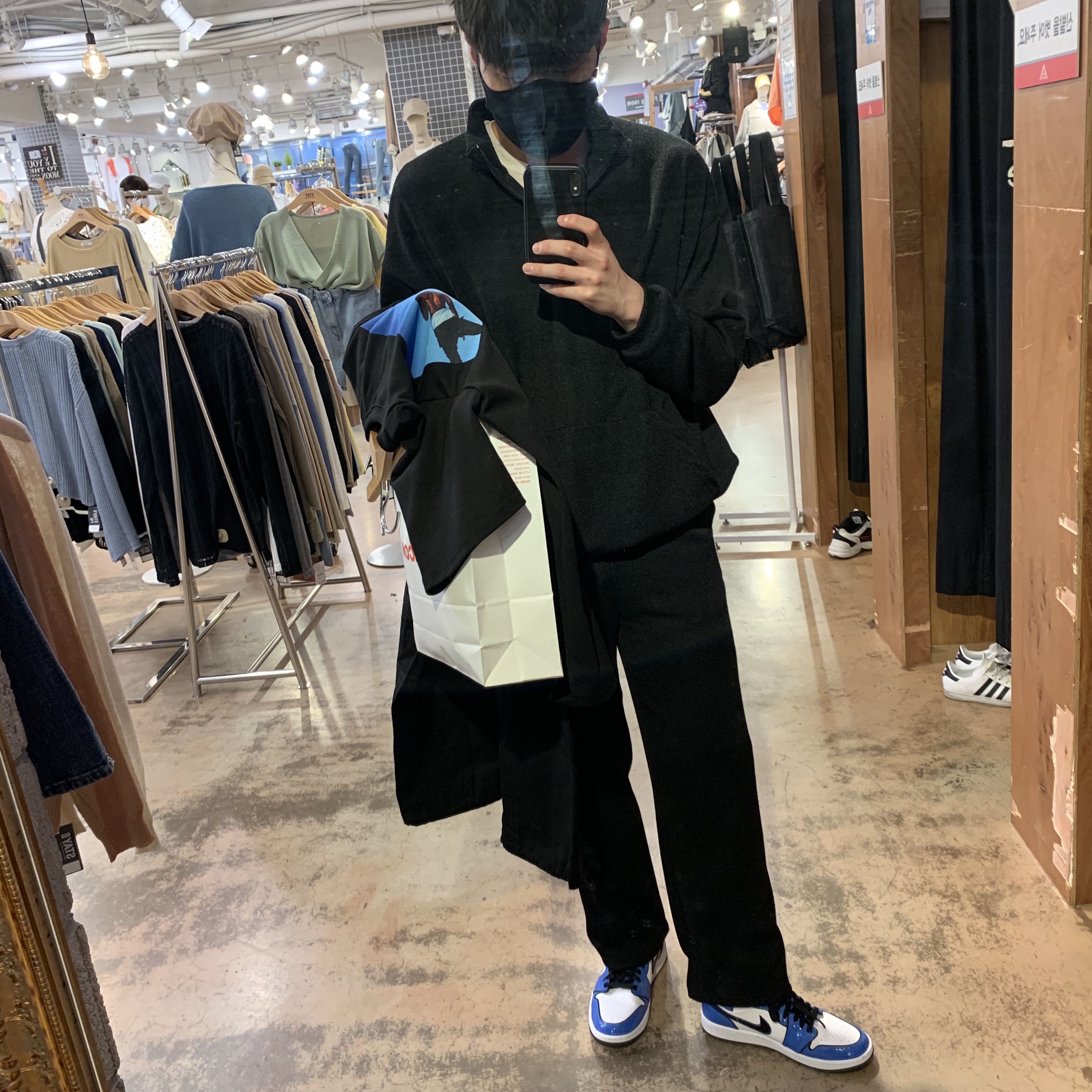 Jordan 1 Mid SE Signal Blue 착용 스타일