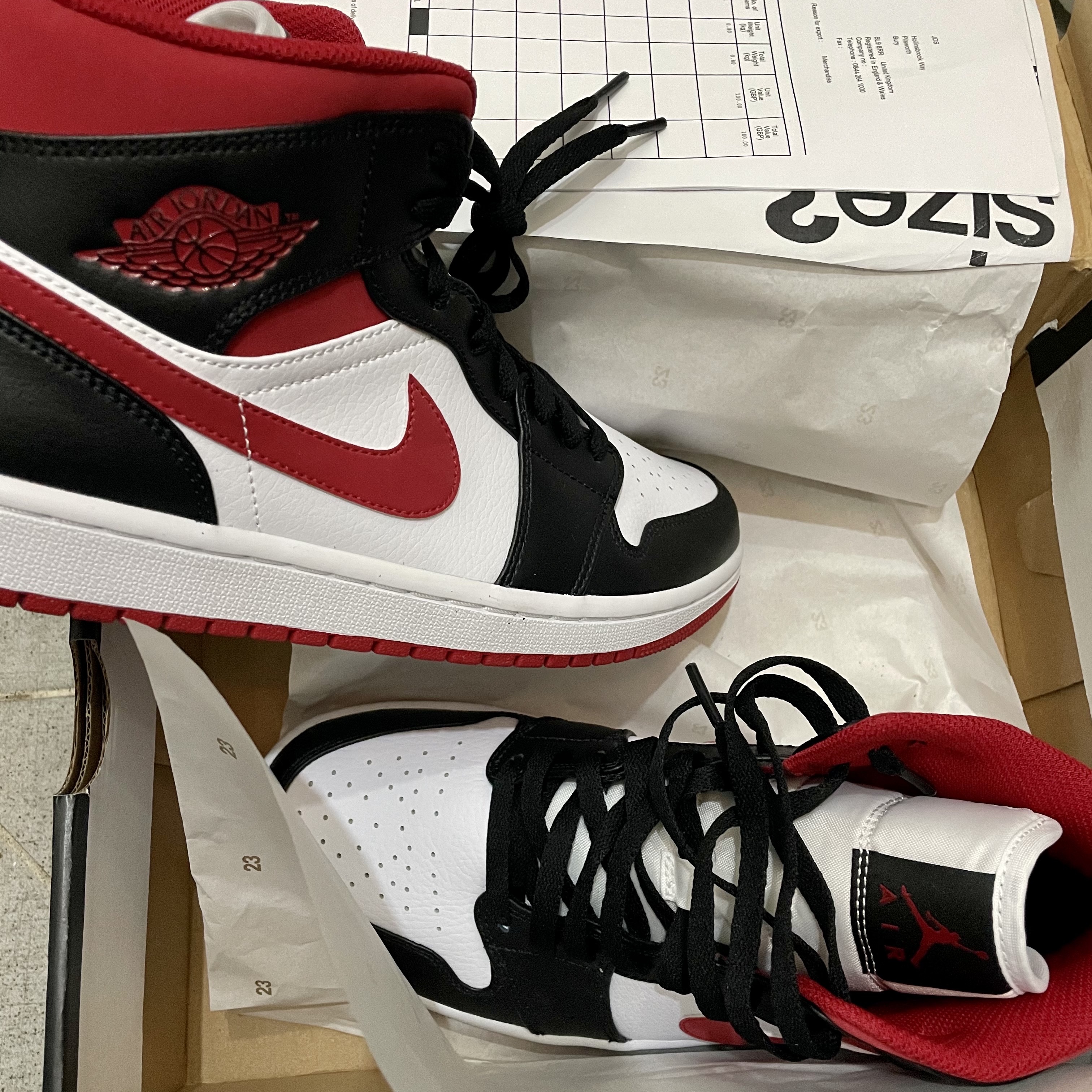 Jordan 1 Mid Gym Red Black White 착용 스타일 - 2