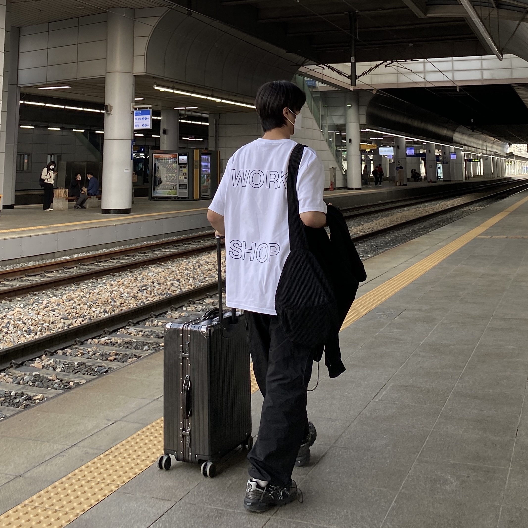 Stussy x Our Legacy Work Shop T-Shirt White, Asics x Andersson Bell Gel-1090 Black Silver 착용 스타일 - 1