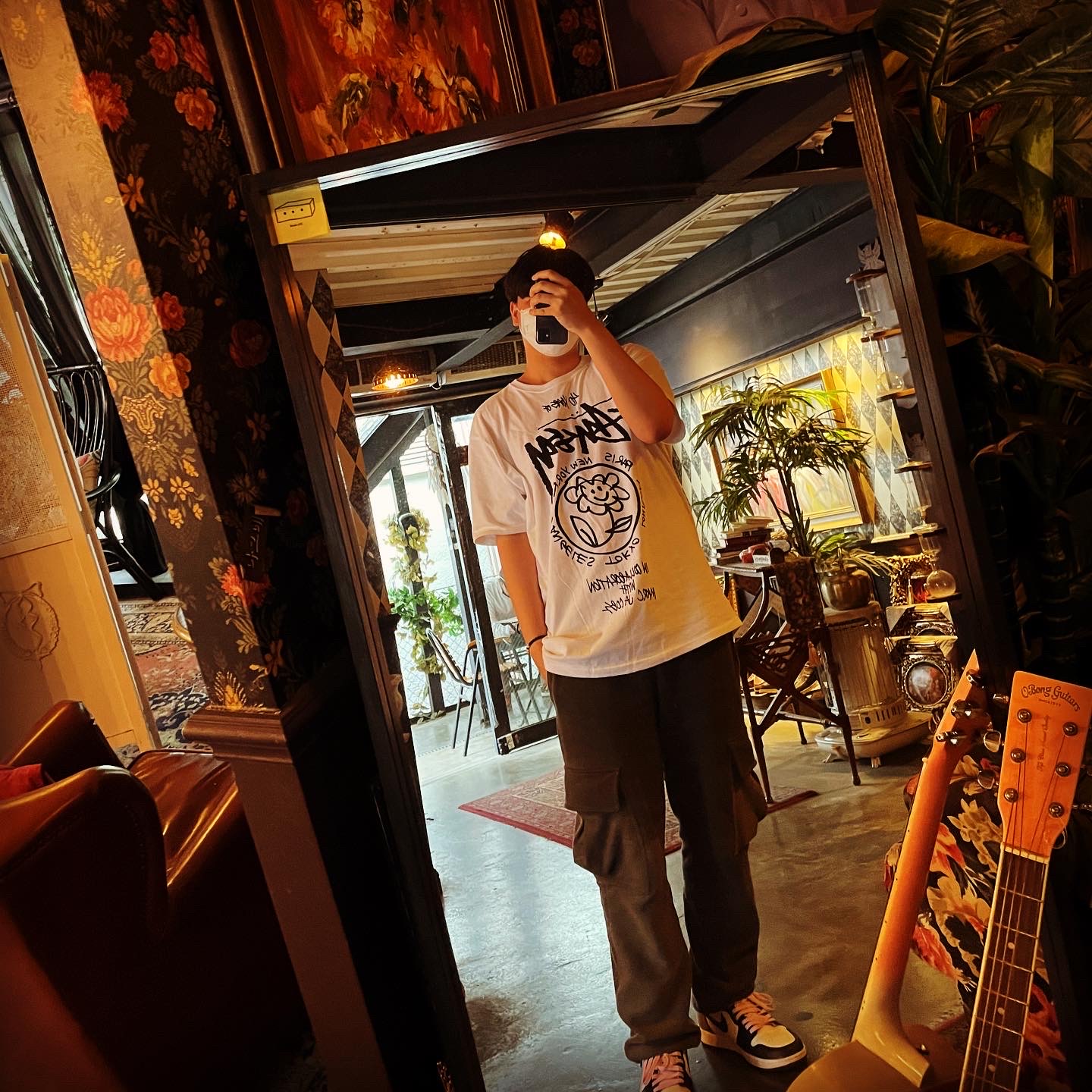 Stussy x Marc Jacobs 40 WT T-Shirt, Jordan 1 Retro High OG Black Mocha 착용 스타일