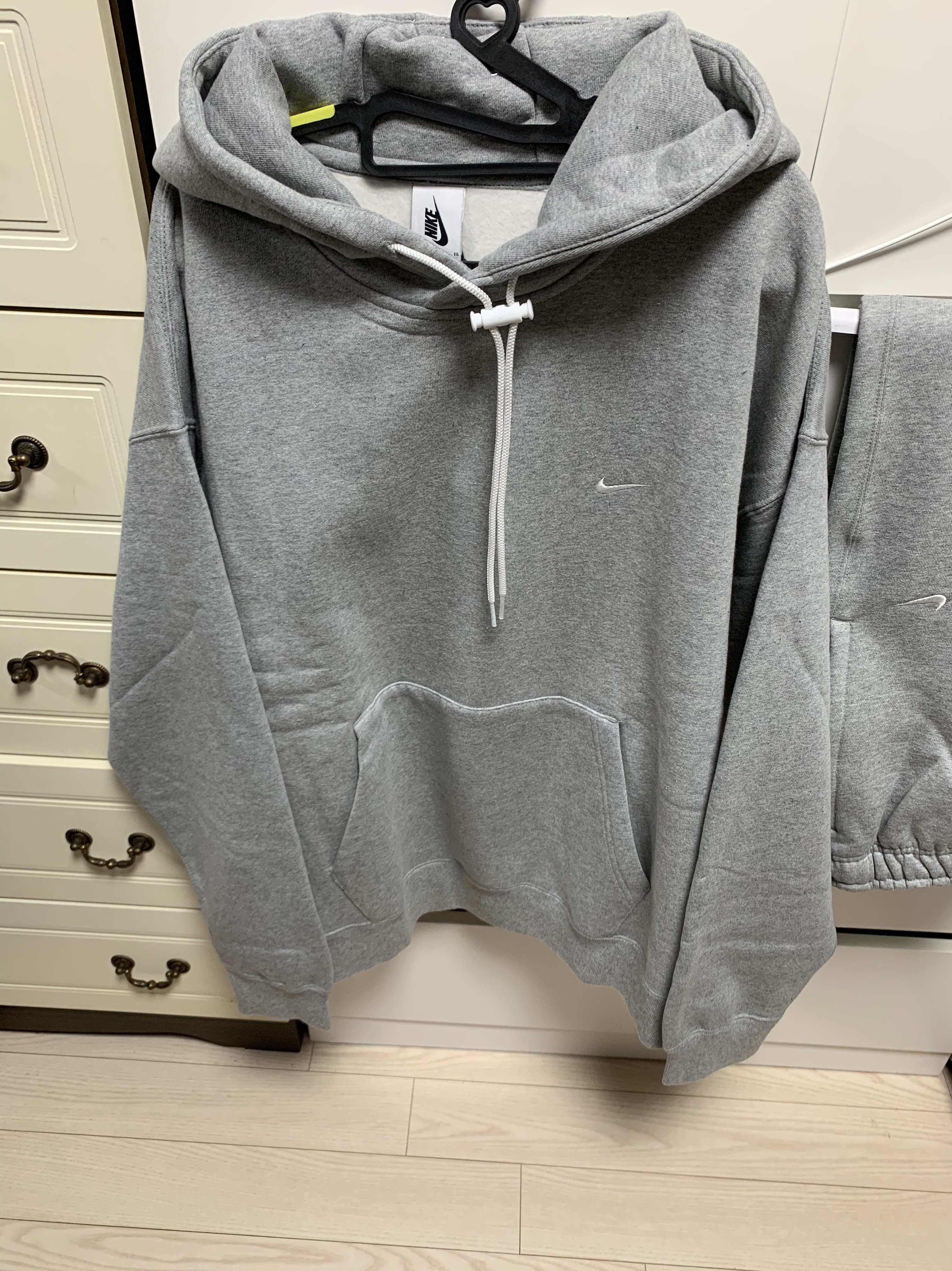 Nike NRG Solo Swoosh Fleece Hoodie Dark Grey Heather - Asia, Nike NRG Solo Swoosh Fleece Pants Dark Grey Heather - Asia 착용 스타일 - 4