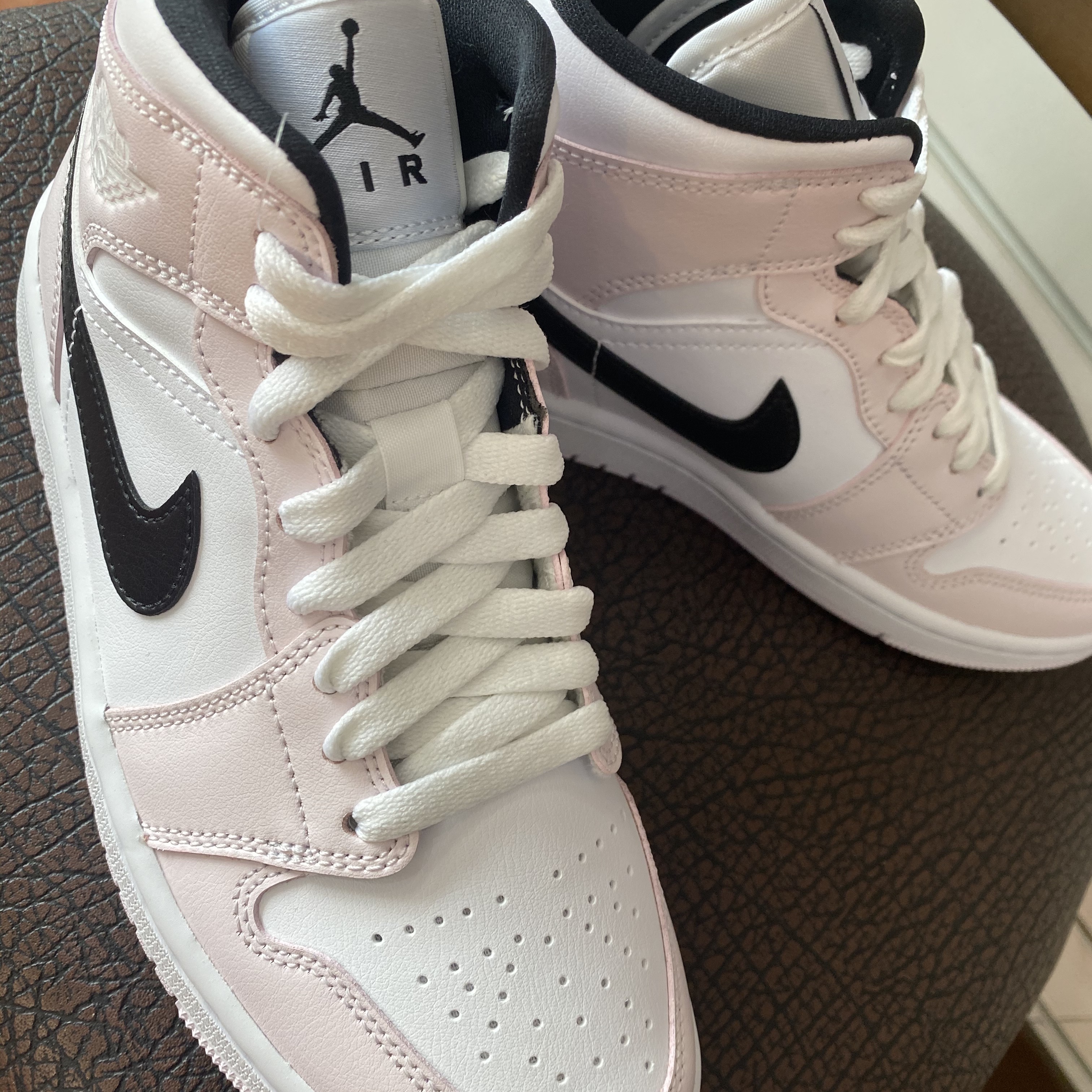 (W) Jordan 1 Mid Barely Rose 착용 스타일