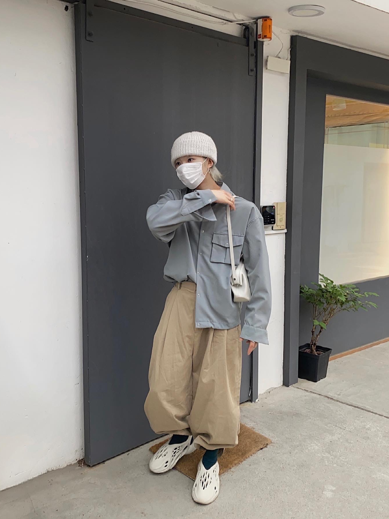 Adidas Yeezy Foam RNNR Sand 착용 스타일 - 1
