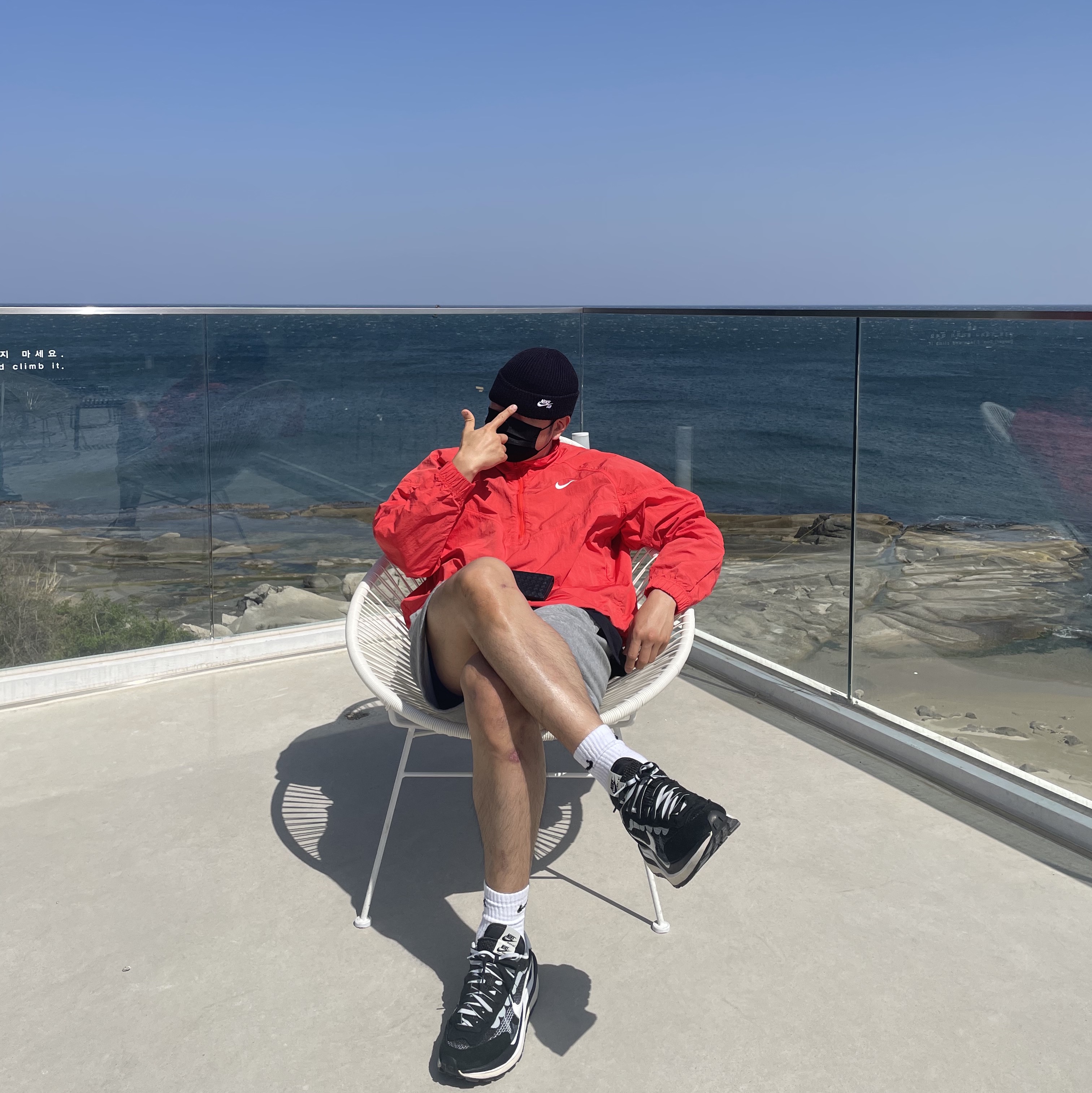 Nike x Sacai VaporWaffle Black White, Nike x Stussy Windrunner Jacket Habanero Red 착용 스타일