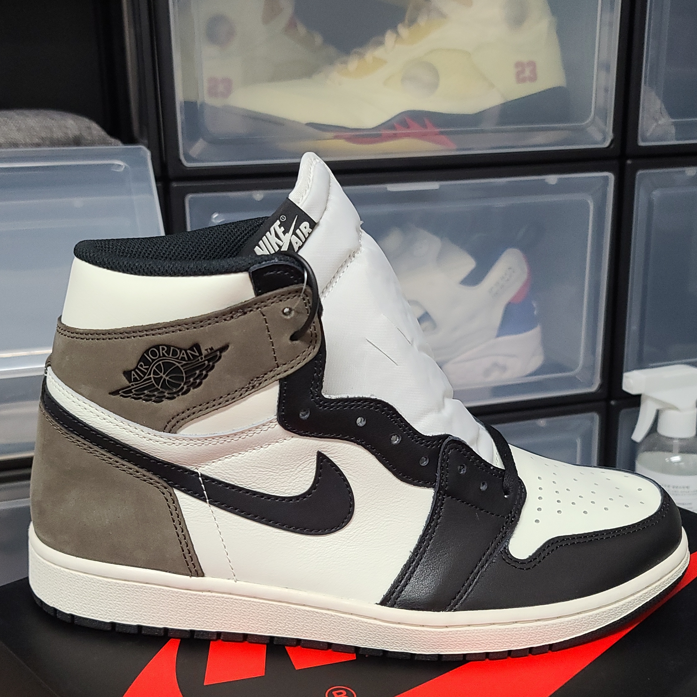 Jordan 1 Retro High OG Black Mocha 착용 스타일 - 1