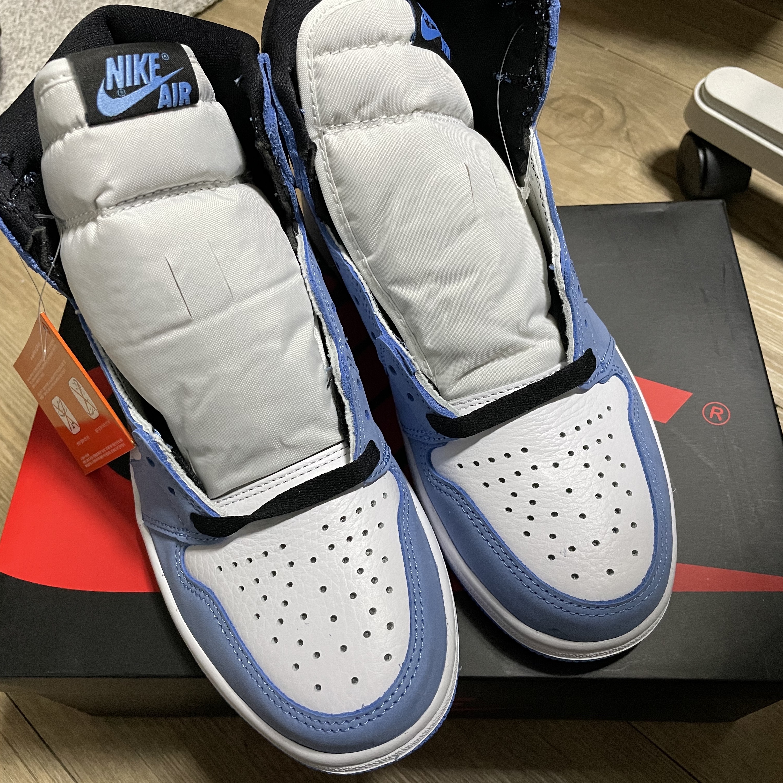 Jordan 1 Retro High OG University Blue 착용 스타일 - 3