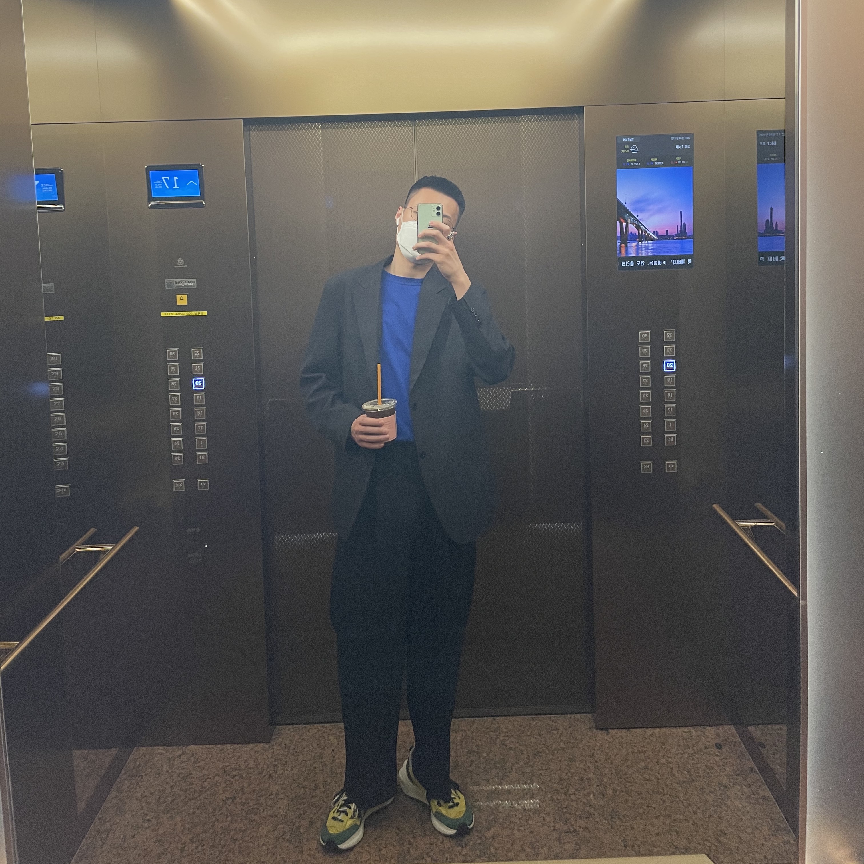 Nike x Sacai VaporWaffle Tour Yellow & Gorge Green Sail 착용 스타일