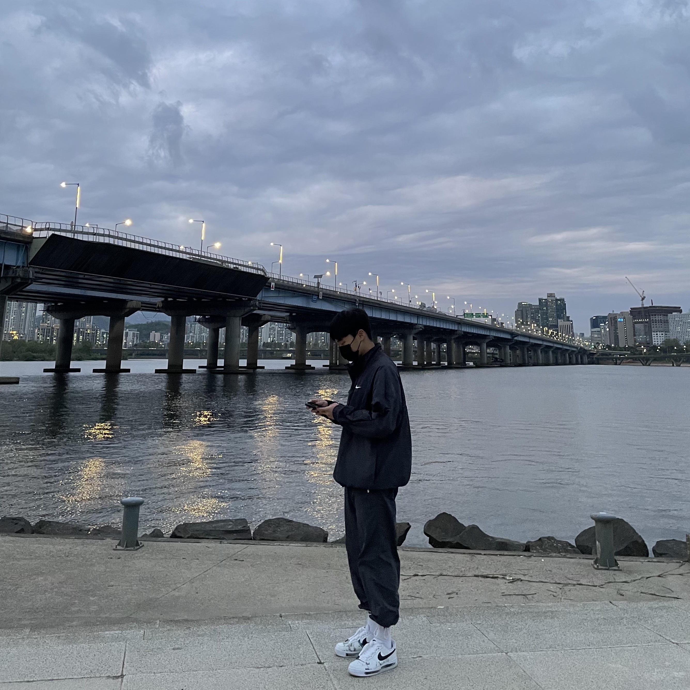 Nike x Stussy Windrunner Jacket Off Noir, Nike x Stussy Beach Pants Off Noir 착용 스타일