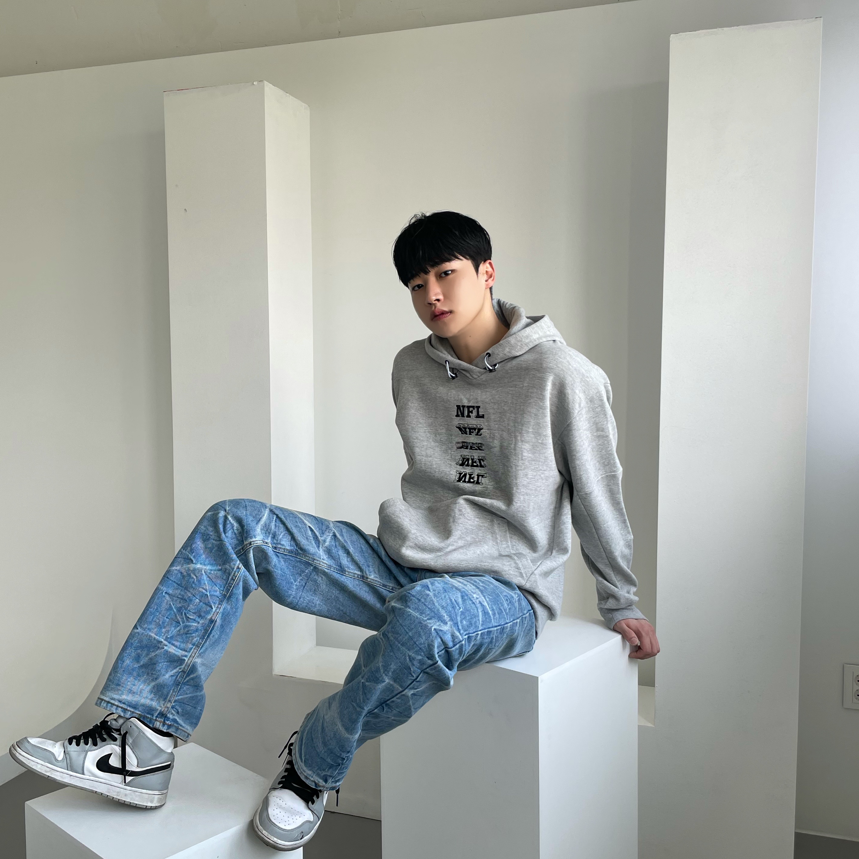 Jordan 1 Mid Light Smoke Grey 착용 스타일 - 2
