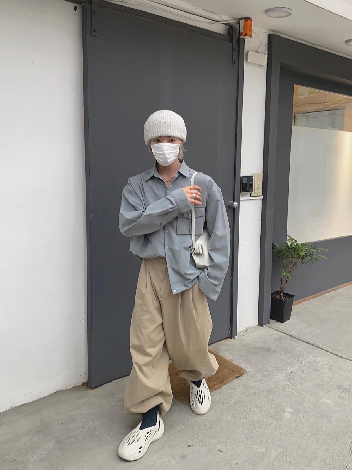 Adidas Yeezy Foam RNNR Sand 착용 스타일 - 3