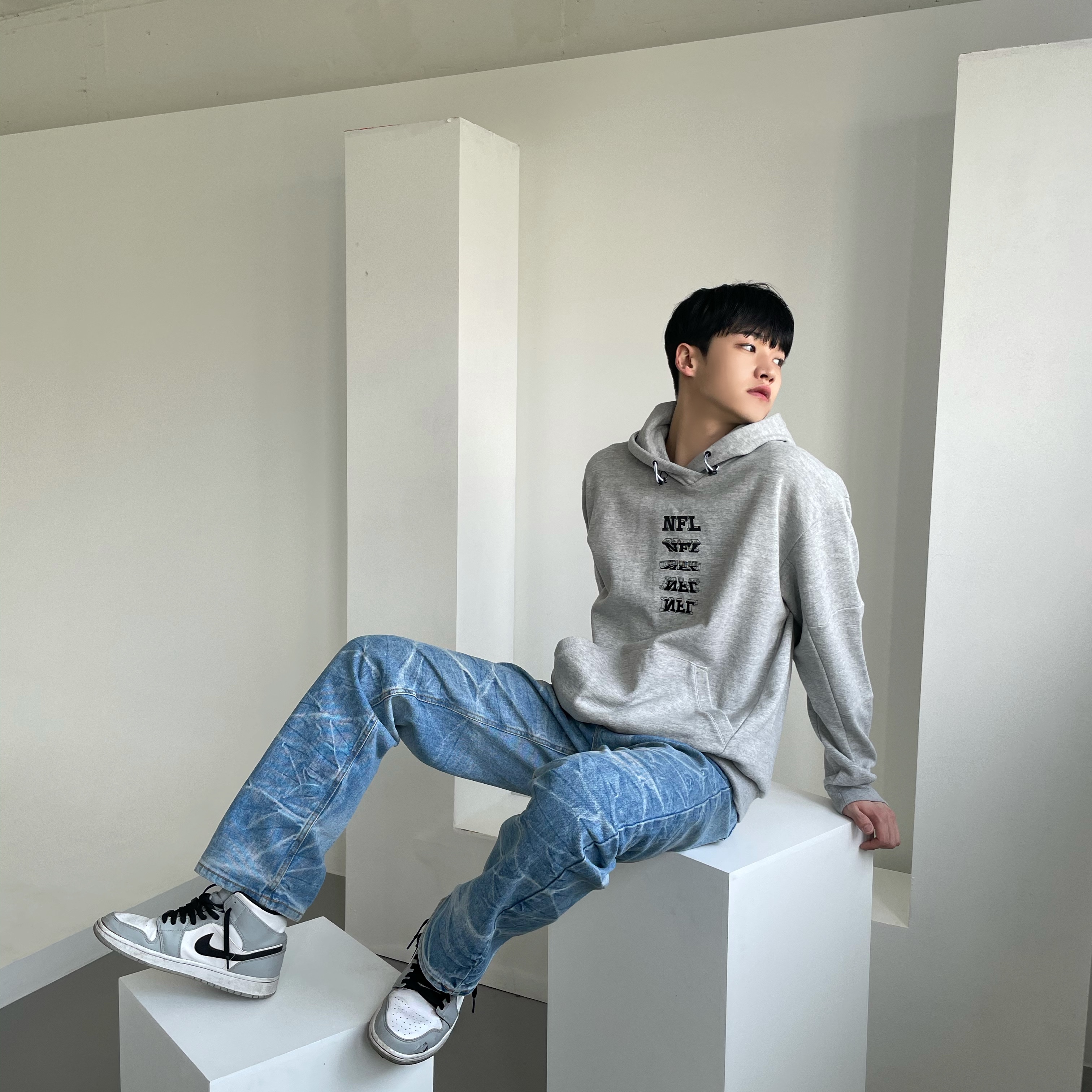 Jordan 1 Mid Light Smoke Grey 착용 스타일 - 1