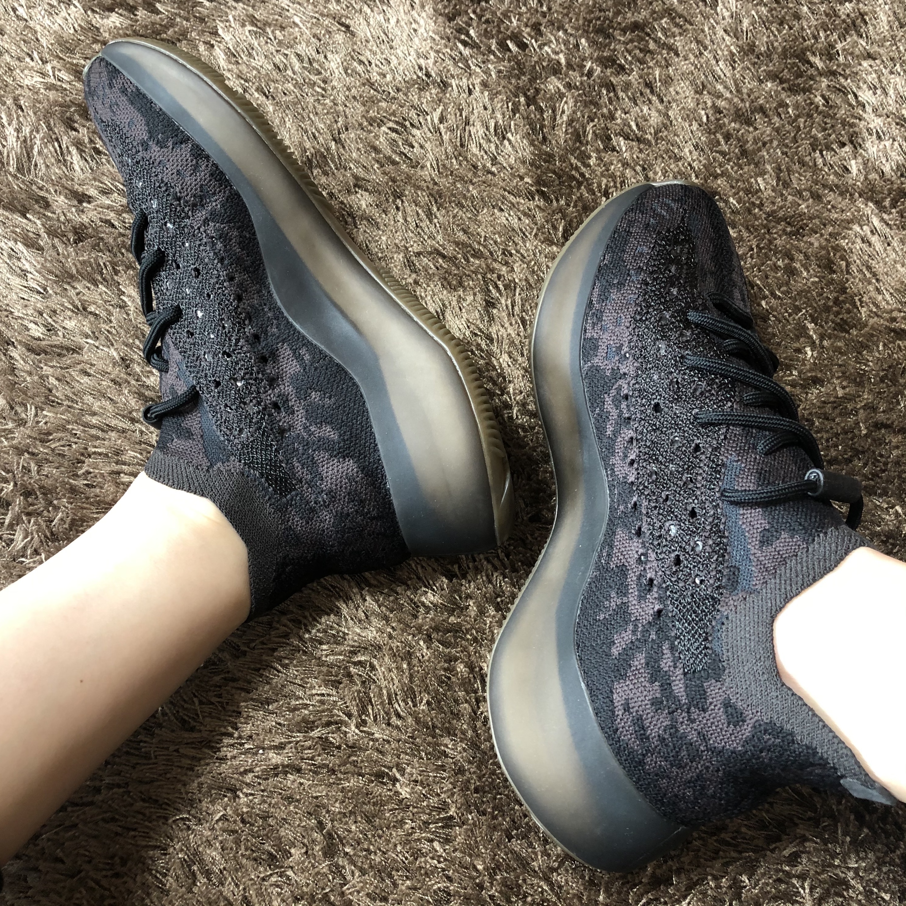 Adidas Yeezy Boost 380 Onyx - Non-Reflective 착용 스타일 - 1