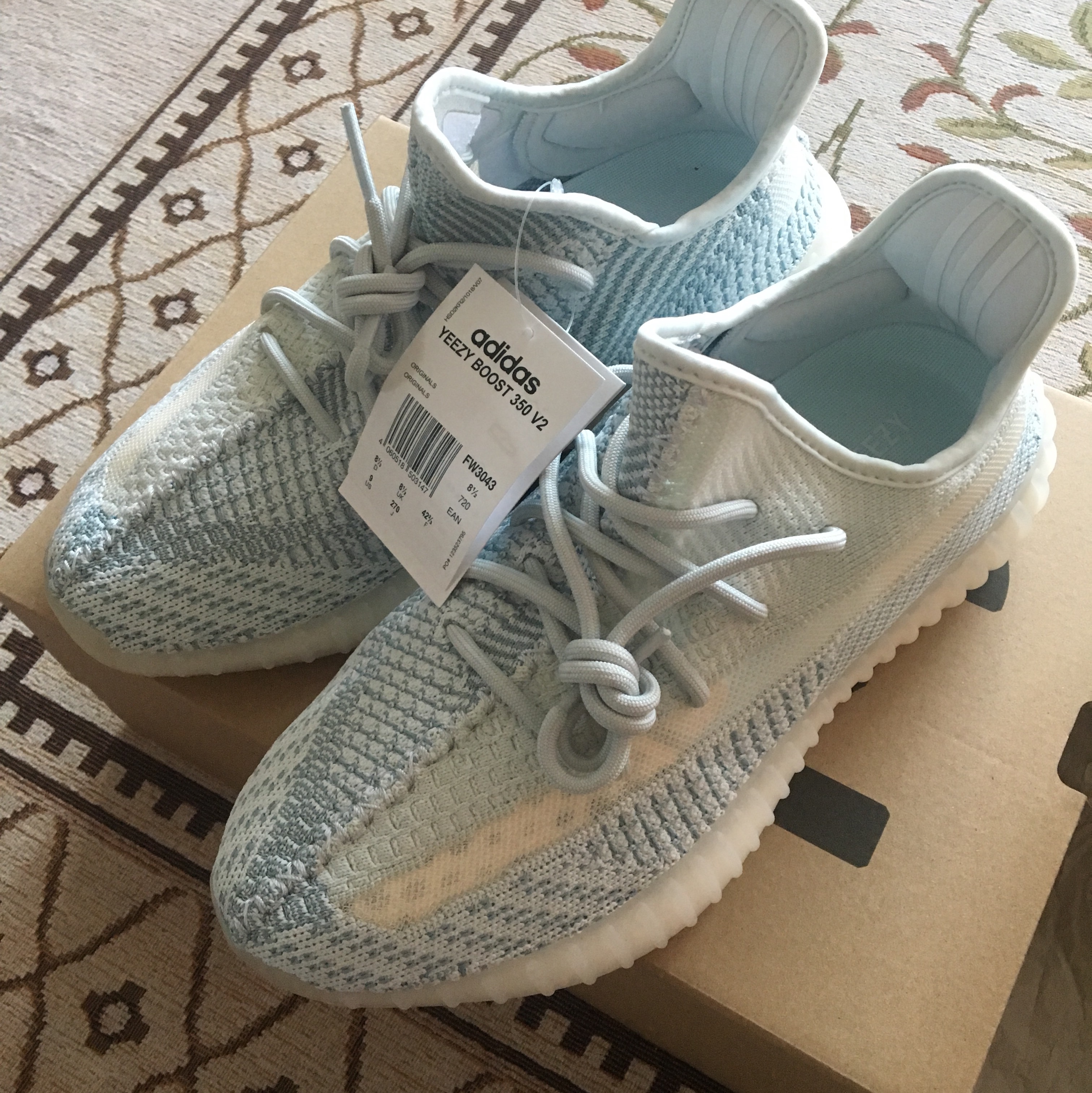 Adidas Yeezy Boost 350 V2 Cloud White - Non-Reflective 착용 스타일