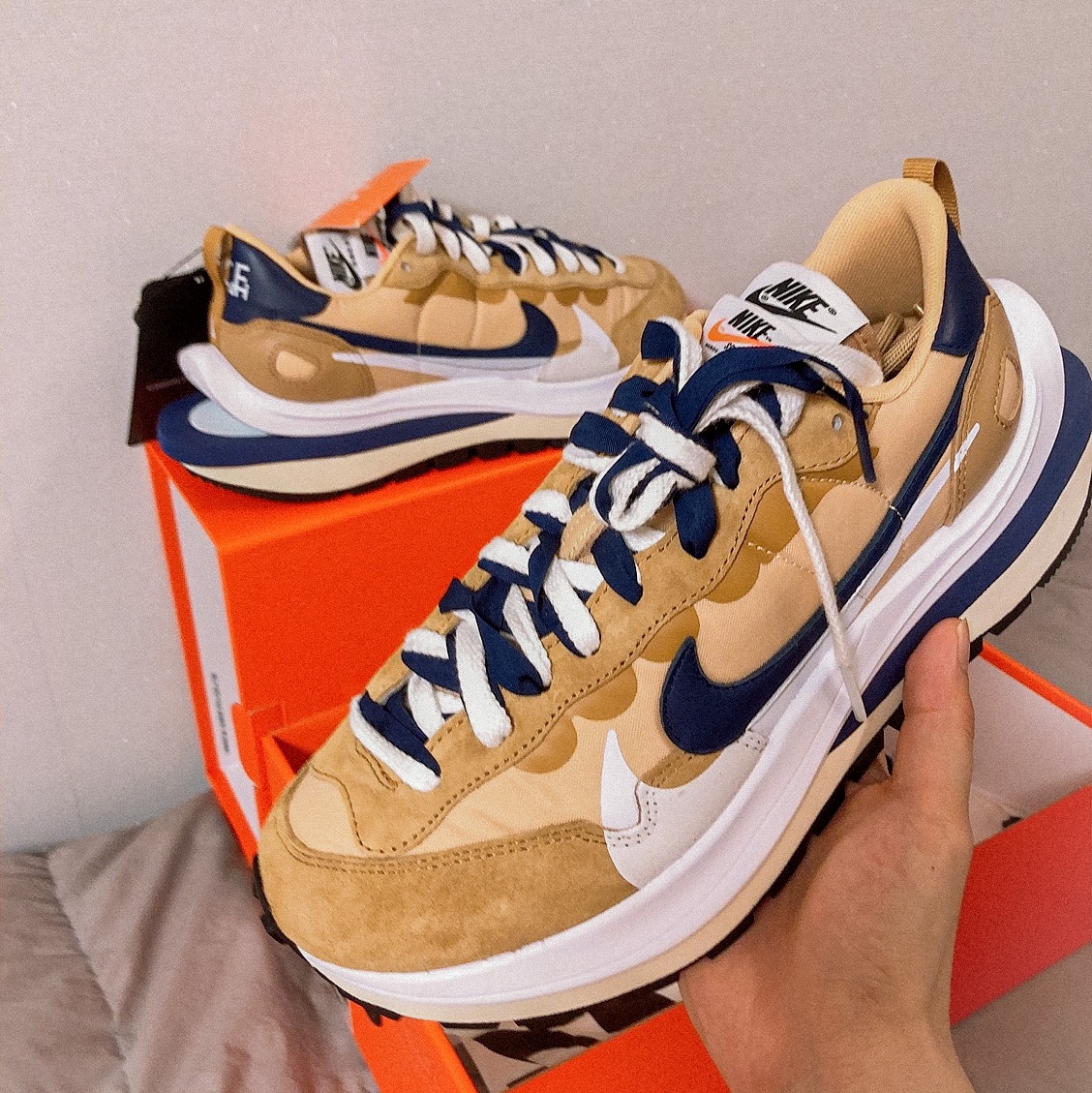 Nike x Sacai VaporWaffle Sesame and Blue Void 착용 스타일